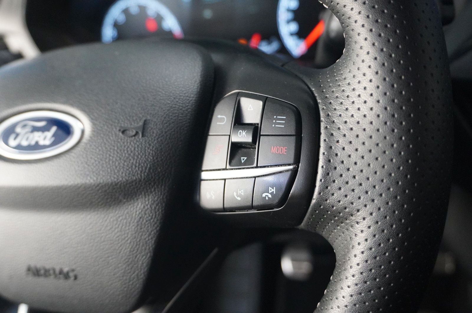 Fahrzeugabbildung Ford Focus Lim. ST 2.3 ECOBOOST NAVI/LED/SH/SPORT/B&O