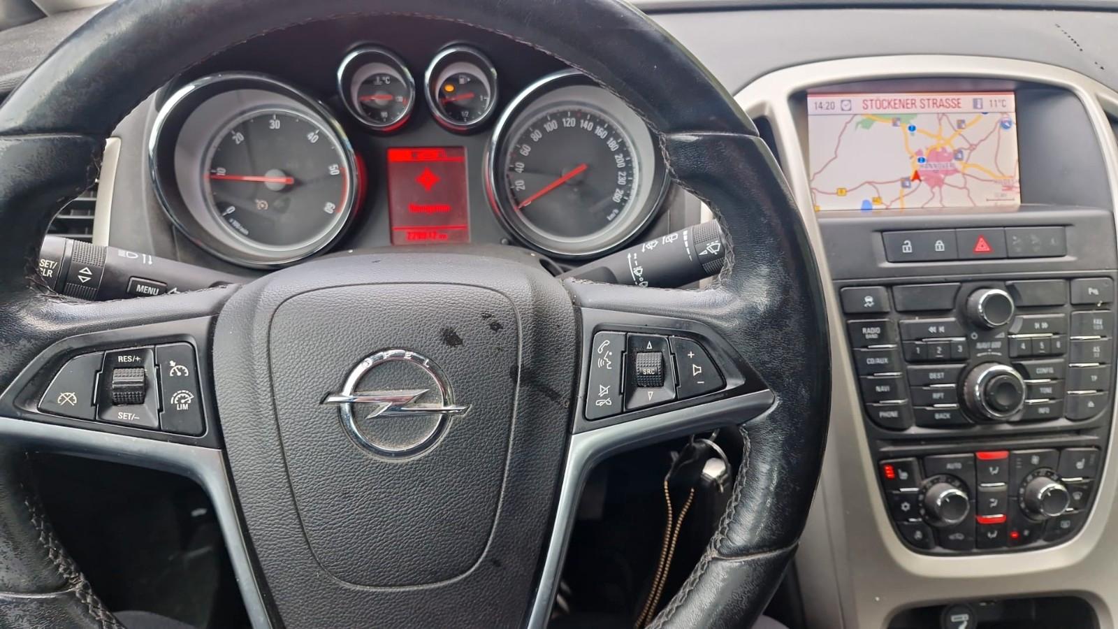 Opel Astra 2013 — photo 9