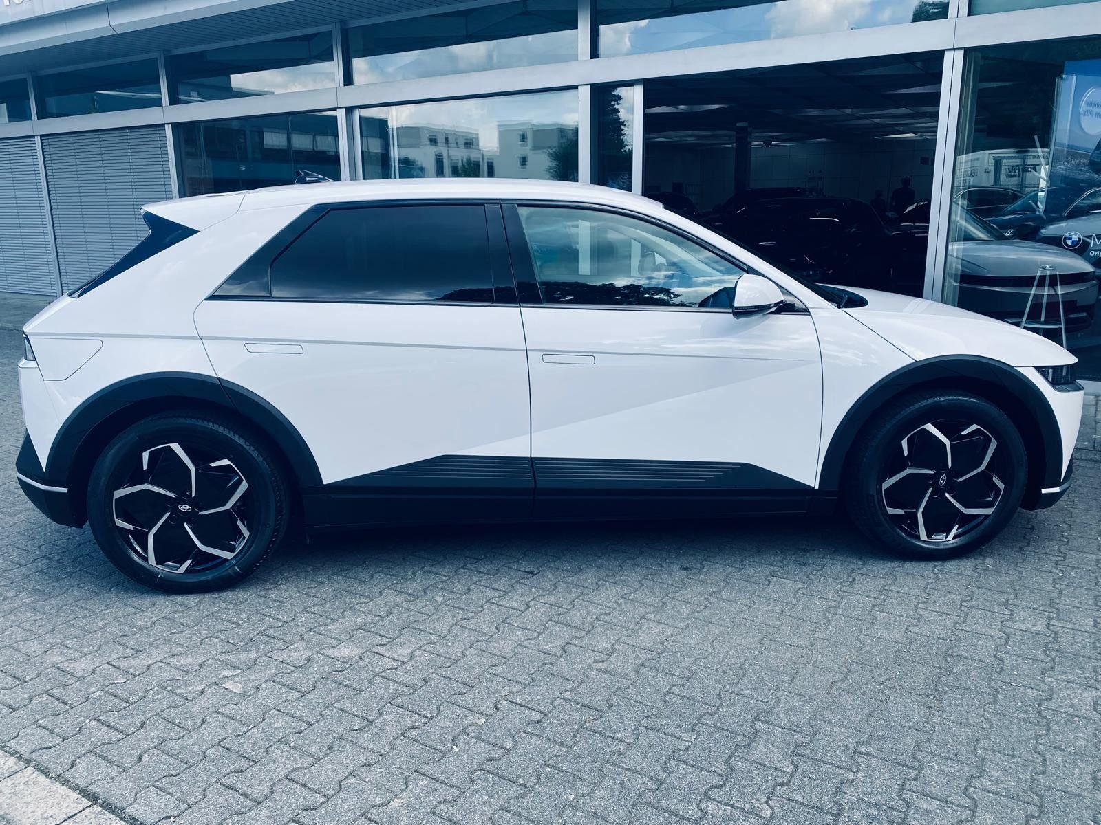 Fahrzeugabbildung Hyundai Ioniq 5 Techniq 4WD WERG.+NAVI+LED+SHZ+KAM+ACC+