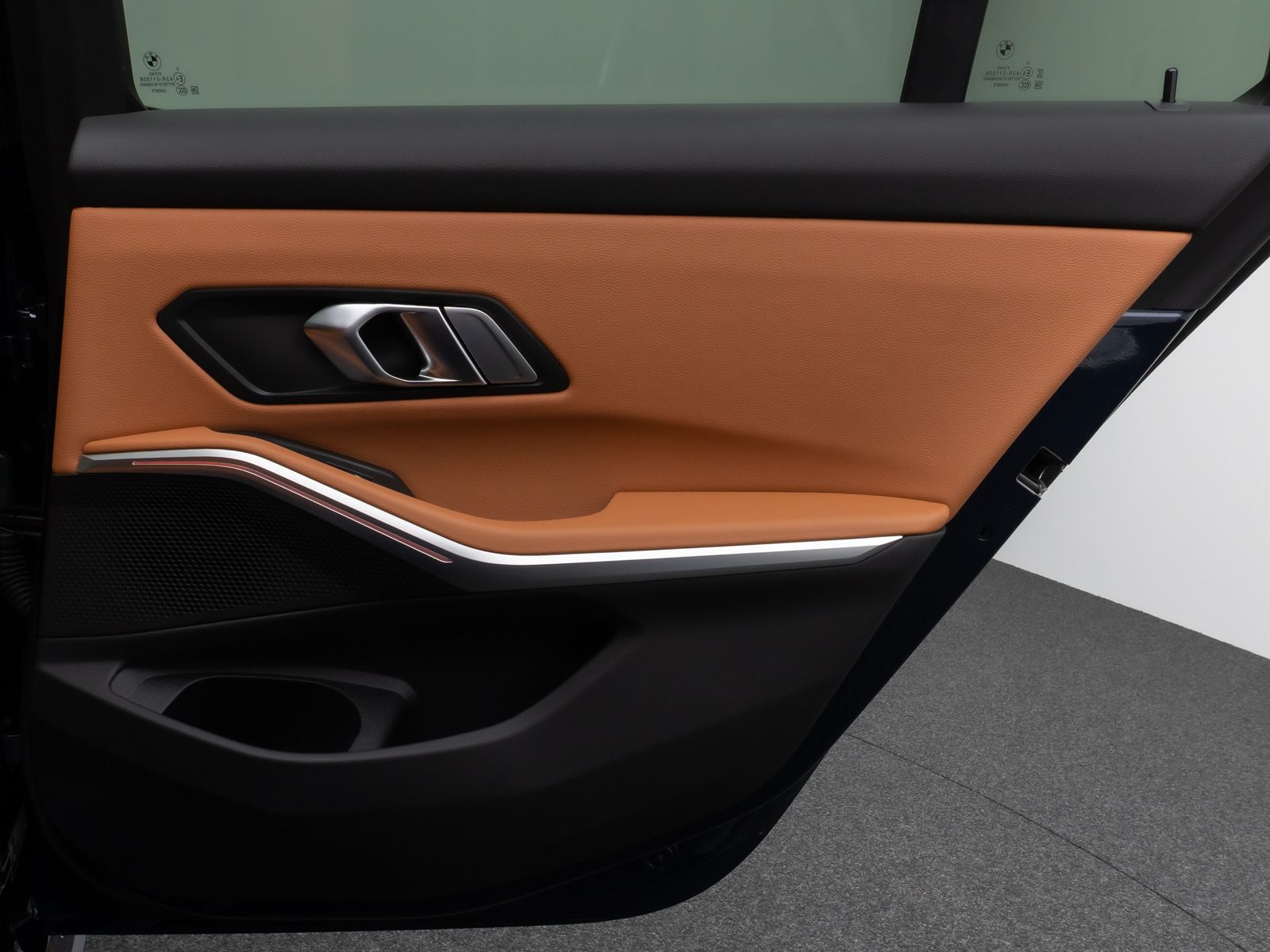 Fahrzeugabbildung BMW 330i xD M Sport Panorama Kamera HUD HiFi Komfort
