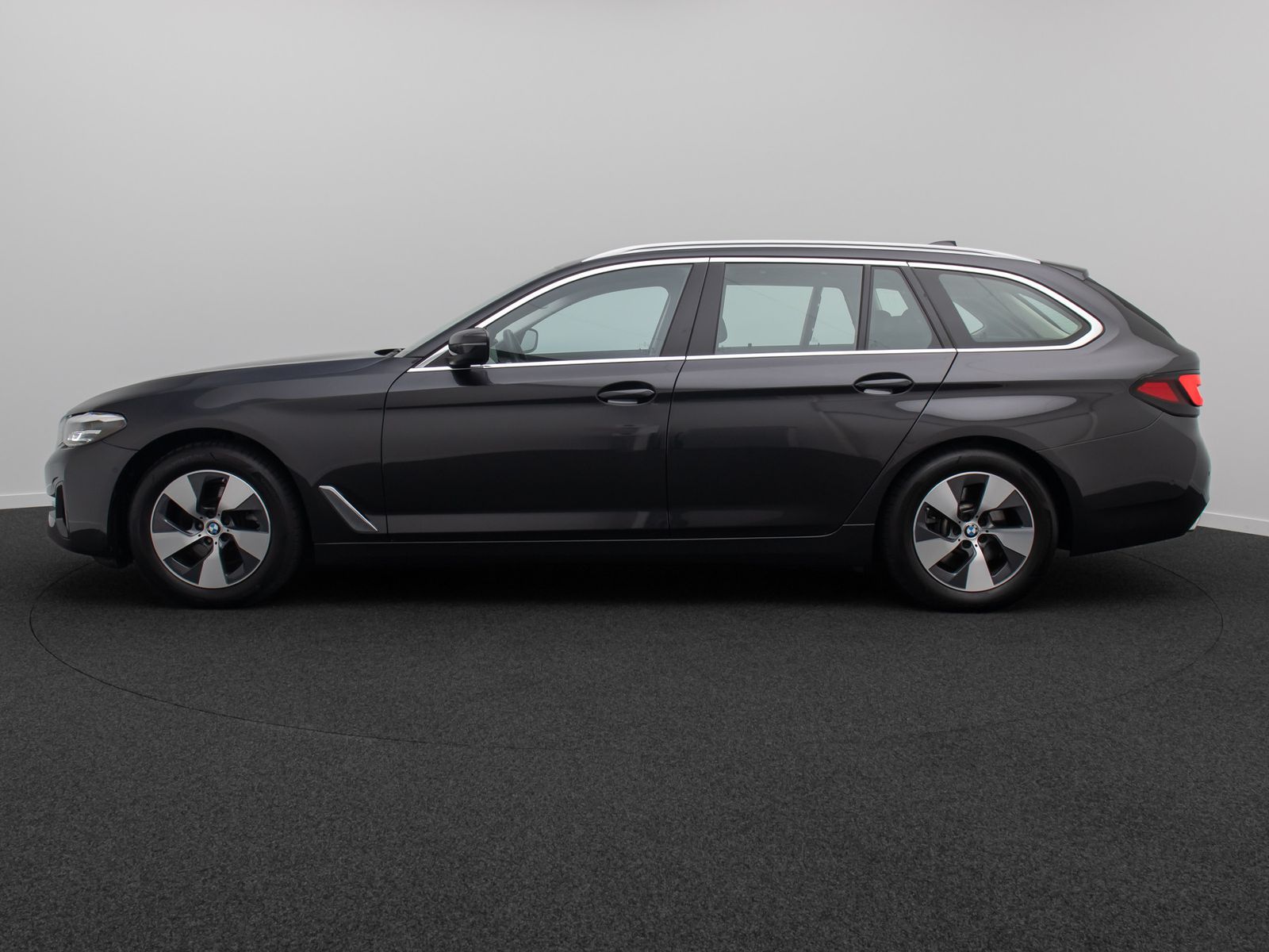 Fahrzeugabbildung BMW 520d DAB Kamera AHK Panorama HUD Leder Standheiz
