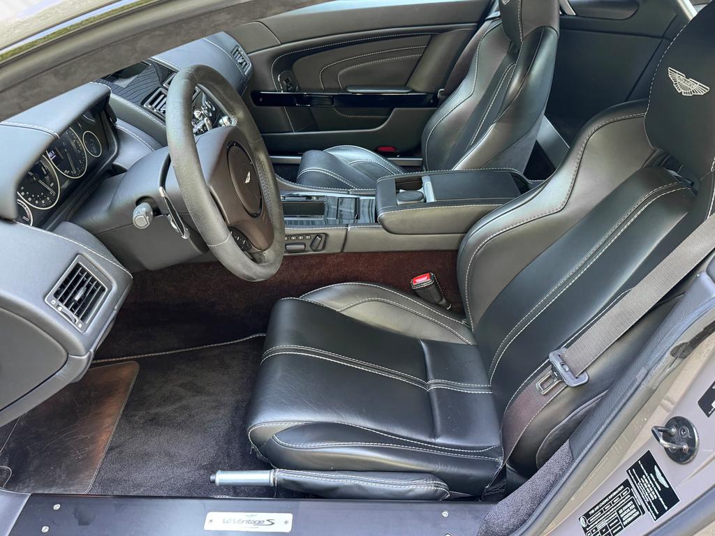 Aston Martin V12 Vantage