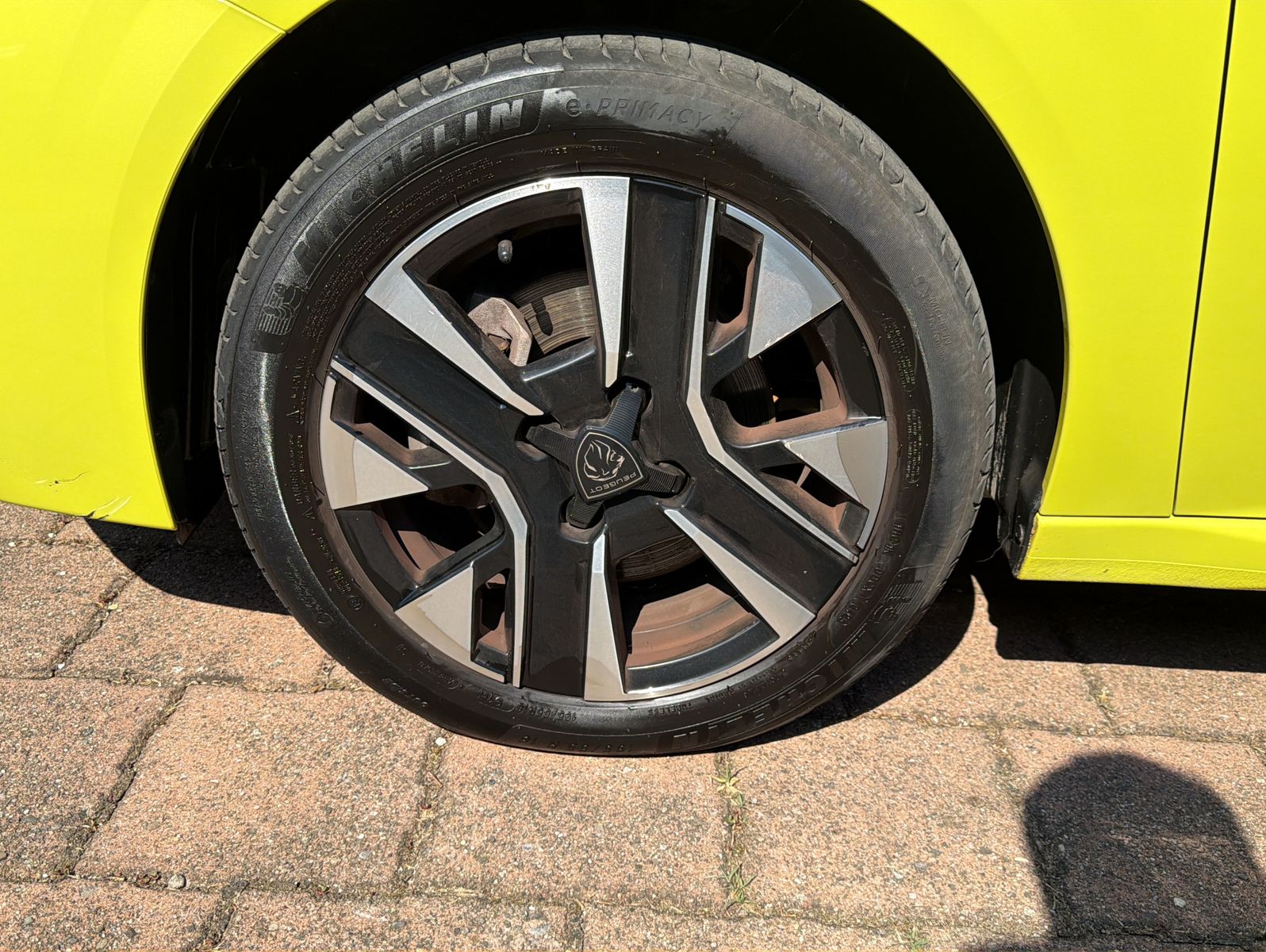 Fahrzeugabbildung Peugeot 208 Hybrid 110 Allure - Automatik