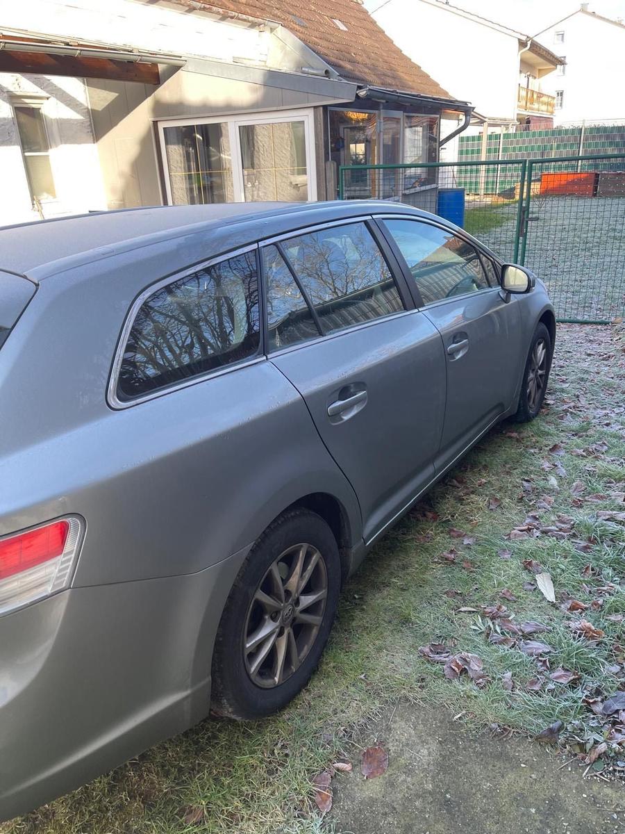 Toyota Avensis 2010 — photo 9