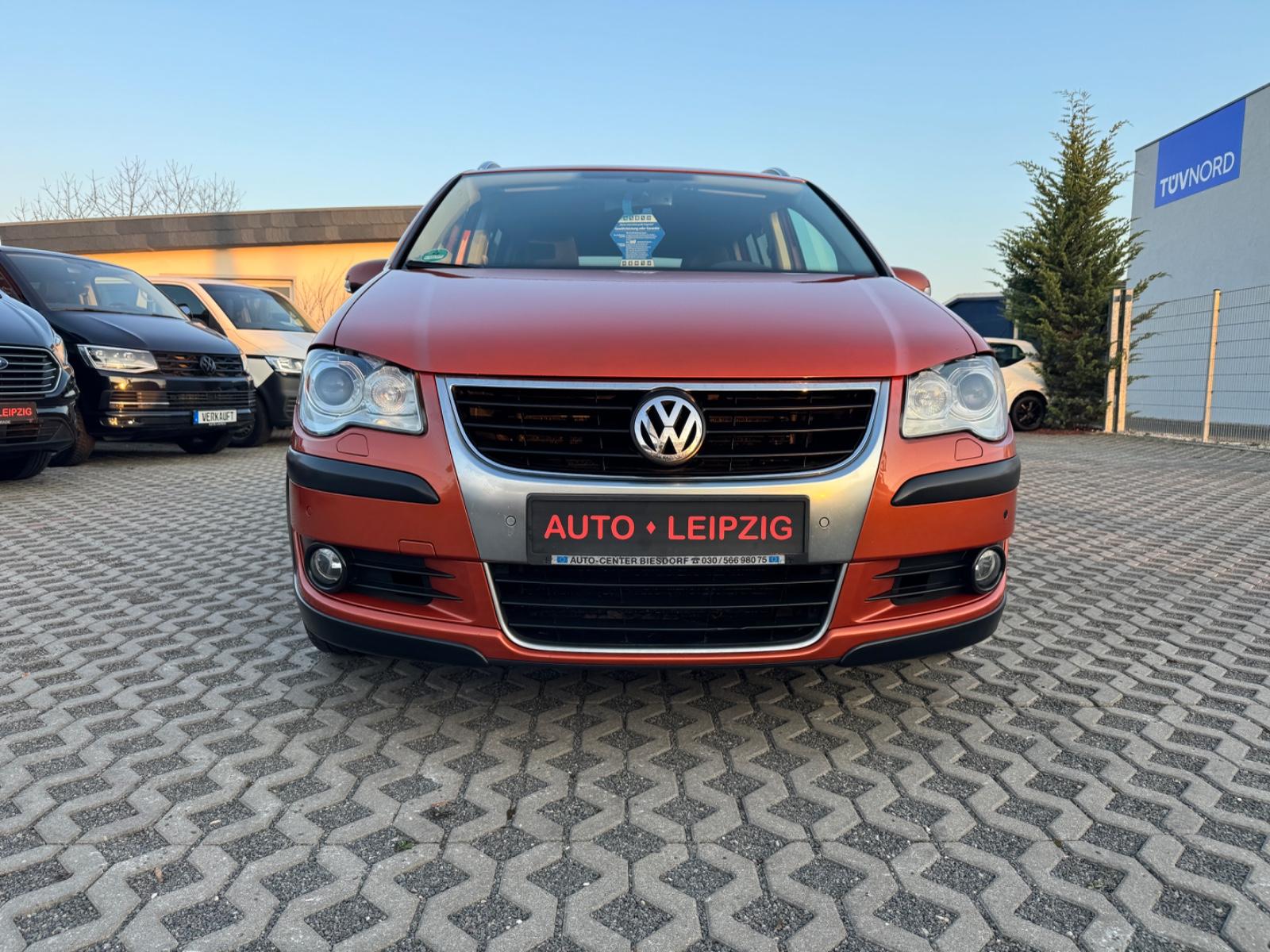 Volkswagen TouranCross,BiXenon,7Sitzer,Stdhz,Klima,AHK,PDC