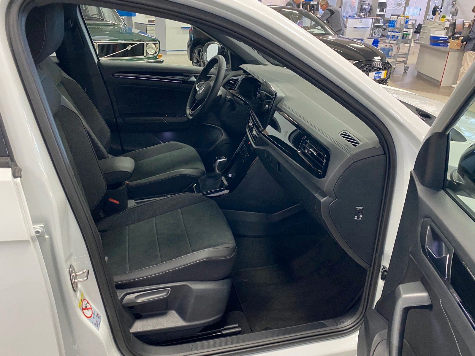 Fahrzeugabbildung Volkswagen T-Roc 1.5 TSI DSG+BLACKSTYLE+PANO+19"+ACC+MATRI+