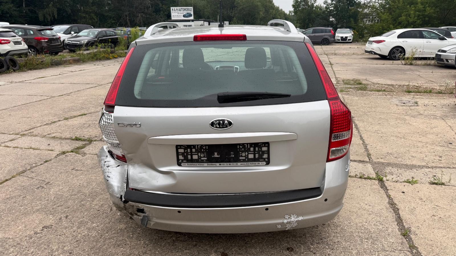 Kia cee'd 2011 — photo 8
