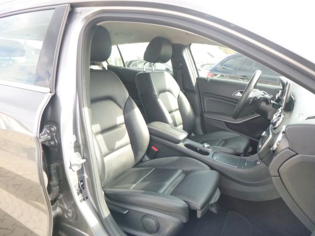 Fahrzeugabbildung Mercedes-Benz GLA 200 >AUT/AHK/NAV/KAM/LED-Licht/LEDER<