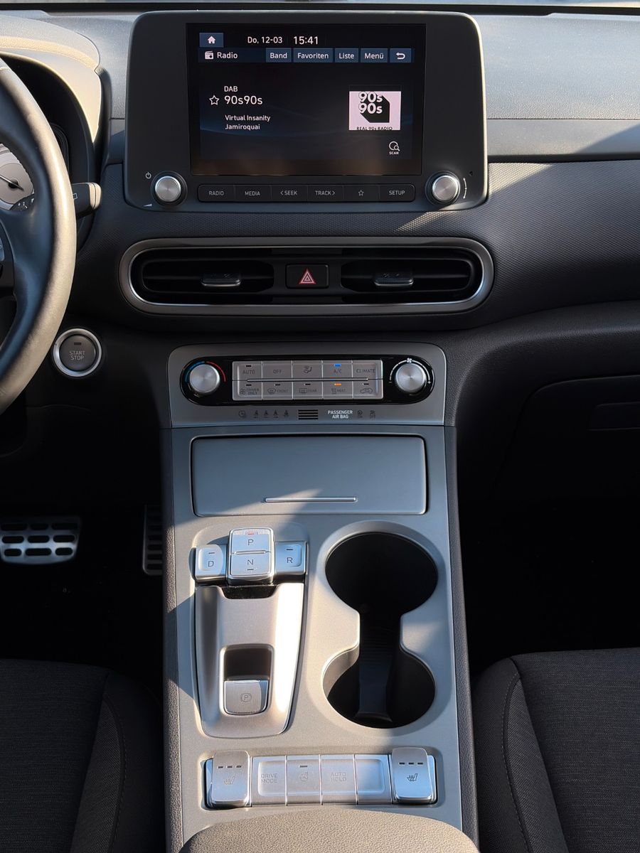 Fahrzeugabbildung Hyundai KONA E SELECT ACC PDC LFA LKA SHZ LHZ CarPlay