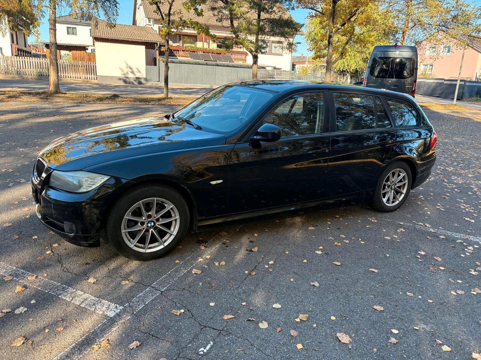 BMW 318 2010 — rear view