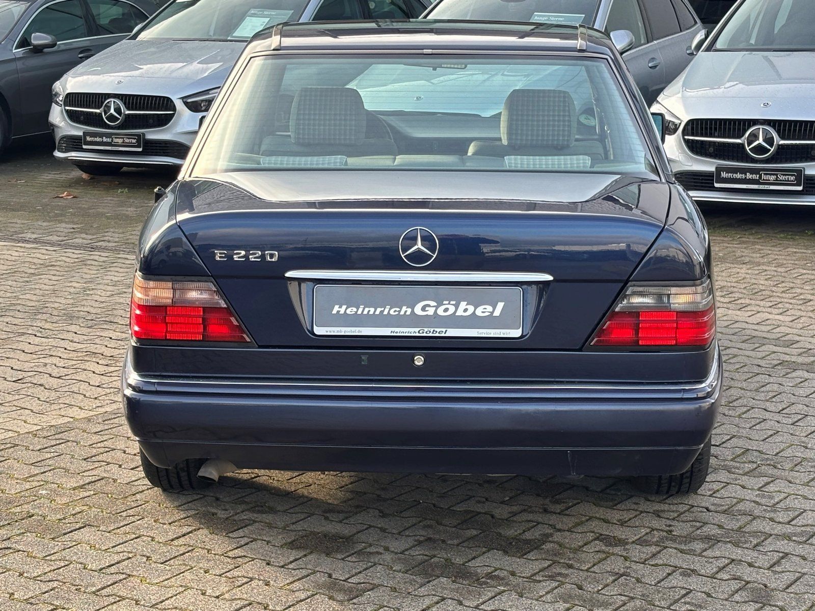 Fahrzeugabbildung Mercedes-Benz E 220 SCHIEBEDACH*KLIMA*SITZHEIZUNG*AUTOMATIK