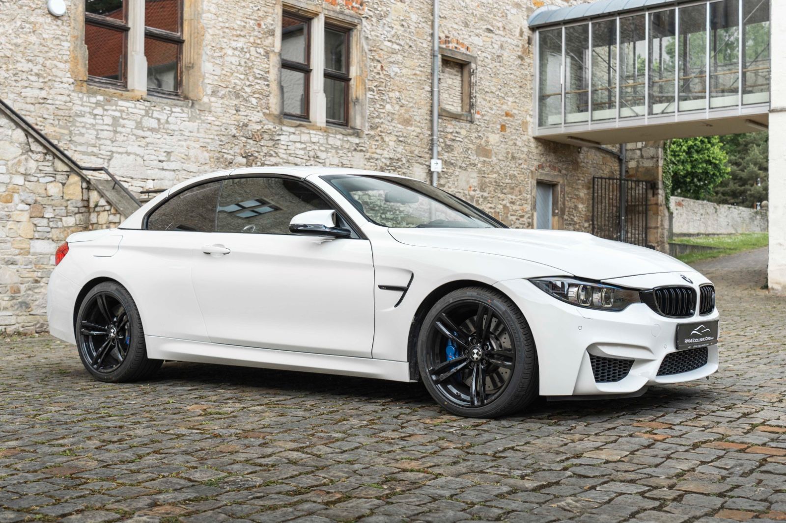 Fahrzeugabbildung BMW M4 Kabrio HUD LED KAM TOTW H&K DKG PDC CARBON
