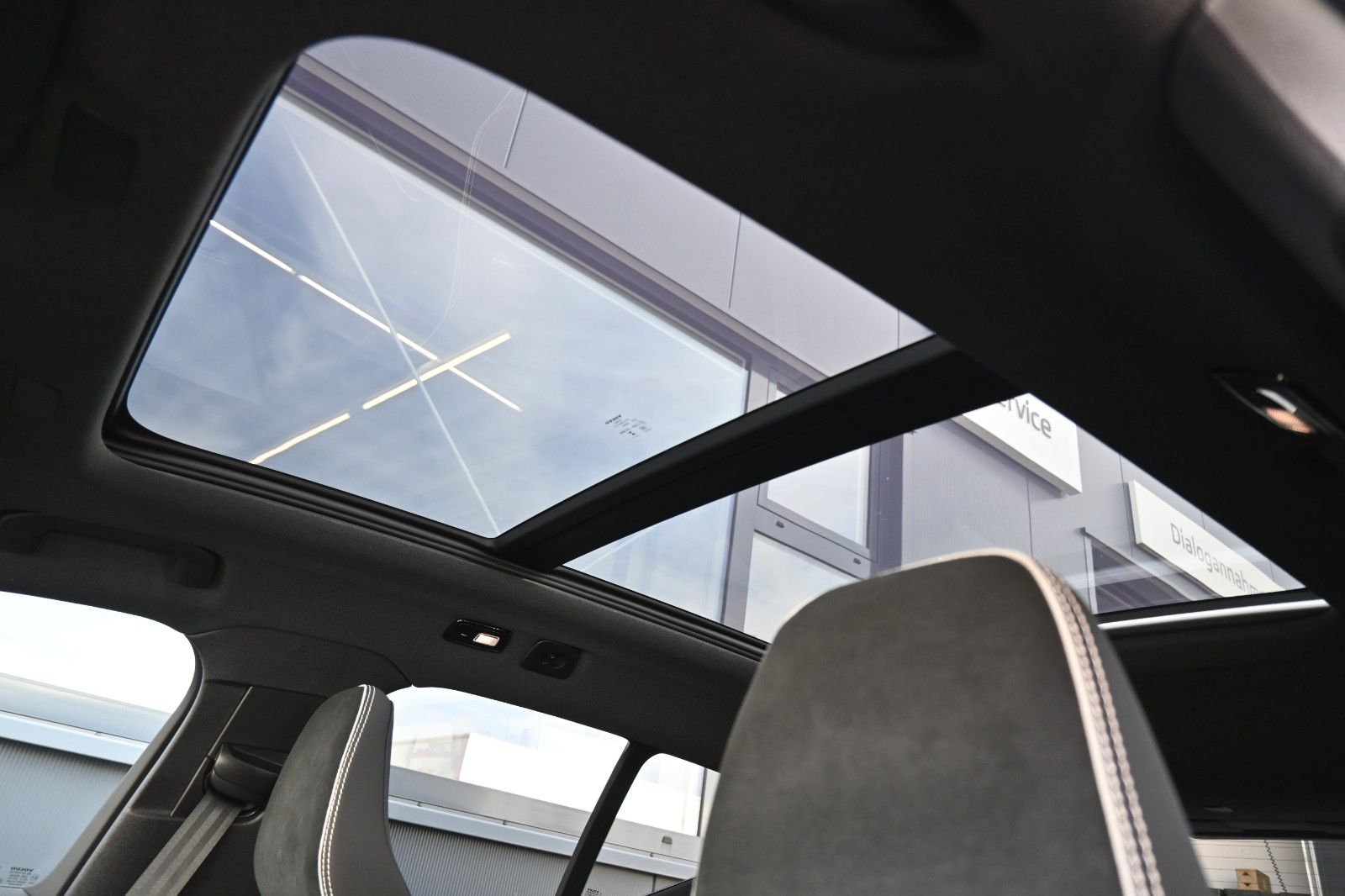 Fahrzeugabbildung Volvo XC40 B4 Plus Dark*LED*PANO*360*STHZ*H&K*DAB*BLIS