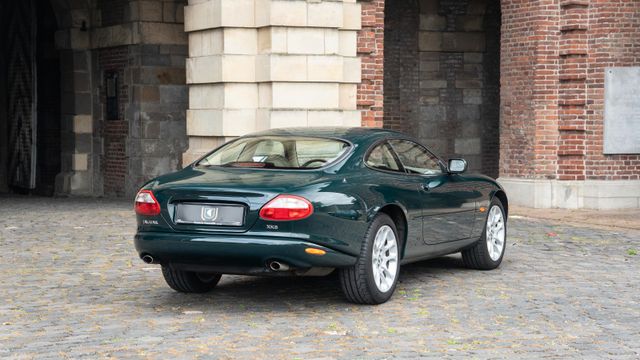Fahrzeugabbildung Jaguar XK8 Coupé/Deutsch/S-Heft/Bestzustand