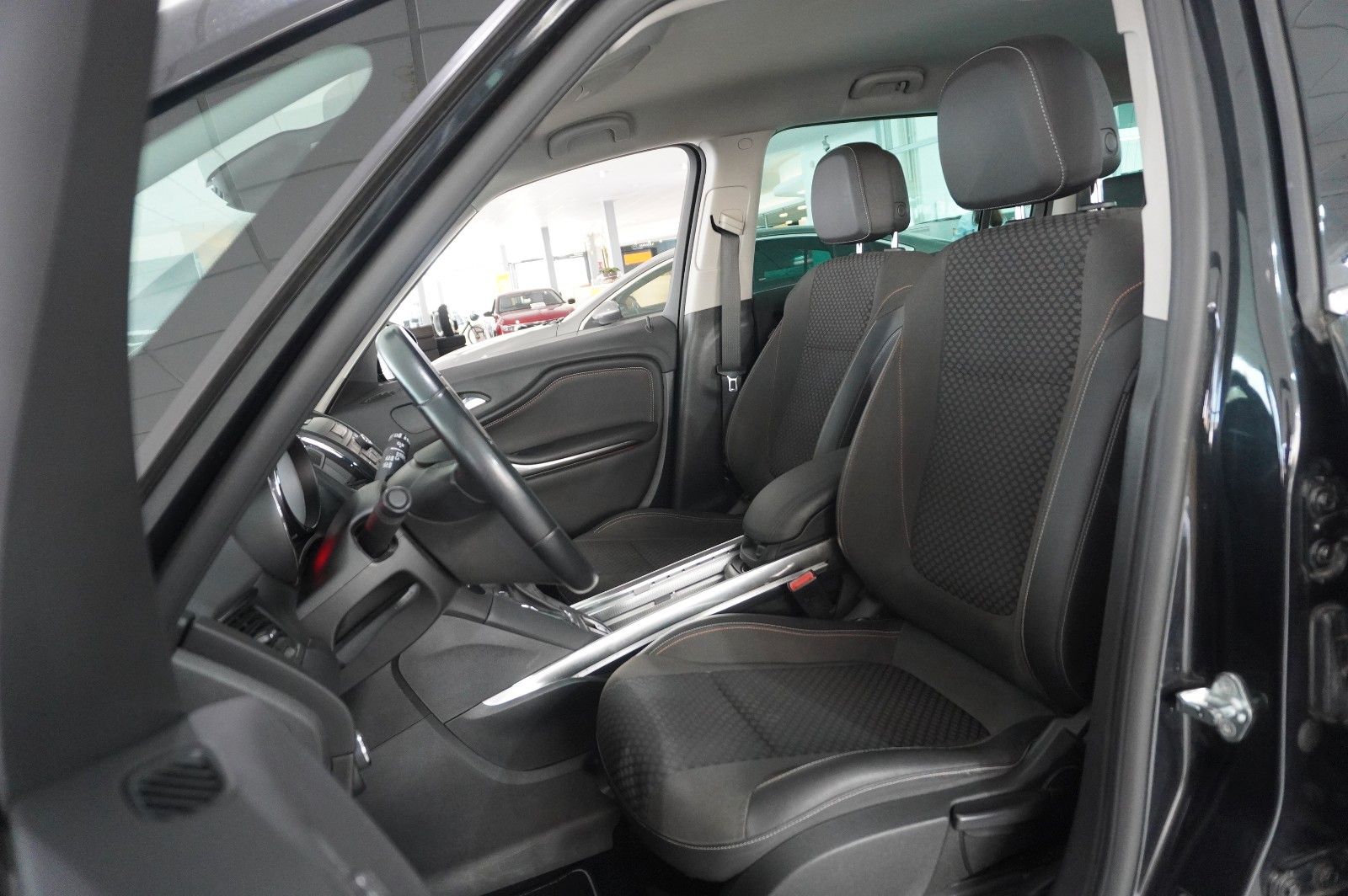 Fahrzeugabbildung Opel Zafira Tourer 1.4T INNOV. 7-SITZER NAVI/KAMERA
