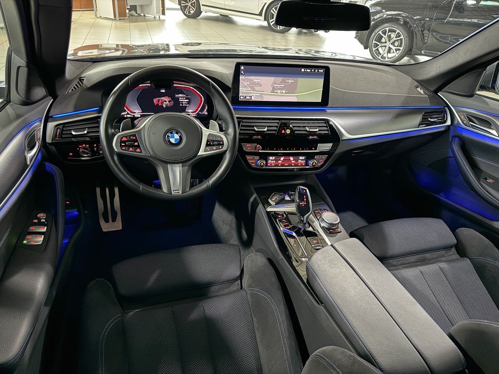 Fahrzeugabbildung BMW 530d xD M Sport Kamera DAB HiFi ACC Alarm 19Zoll