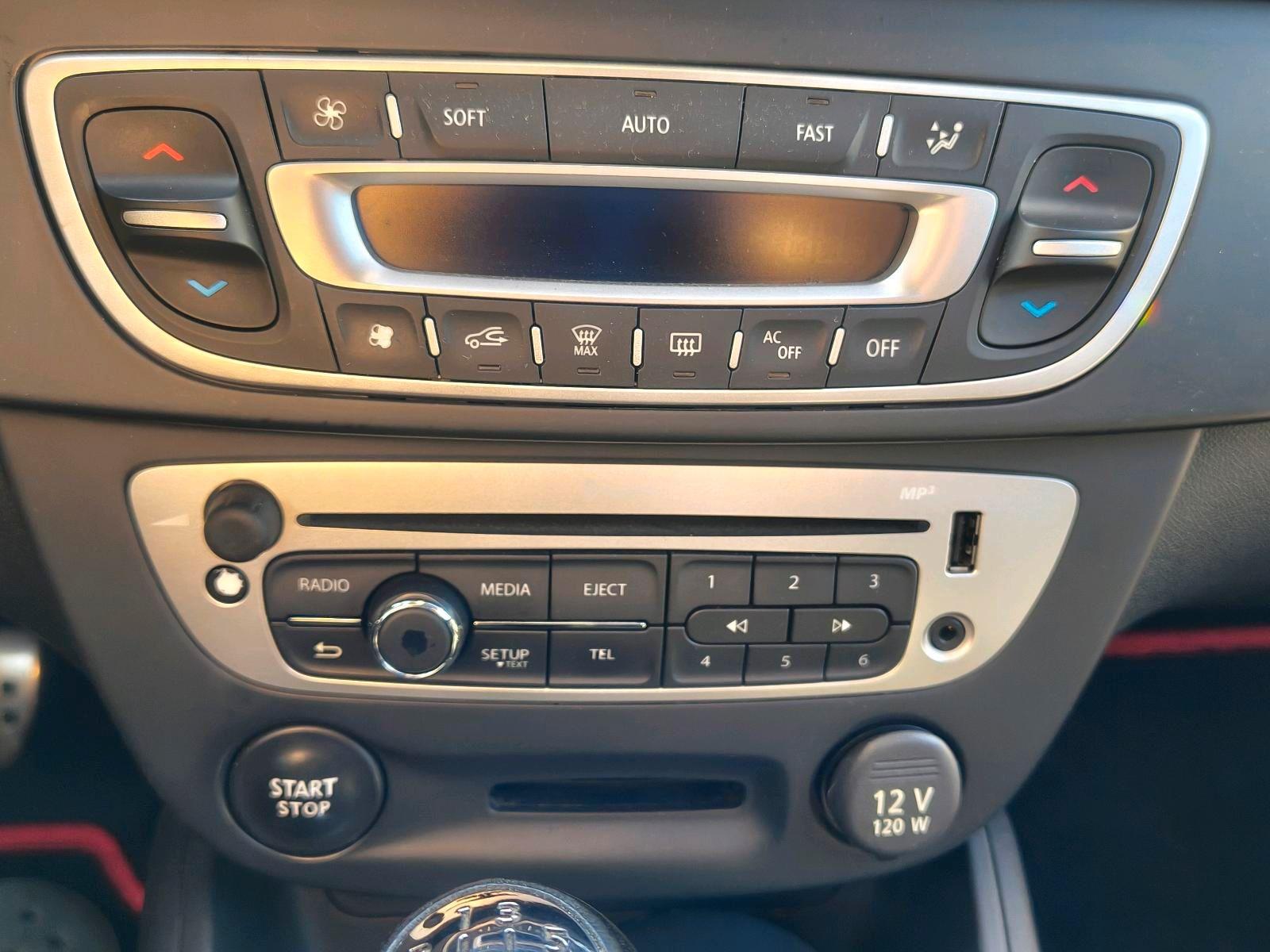 Renault Megane 2013 — photo 12