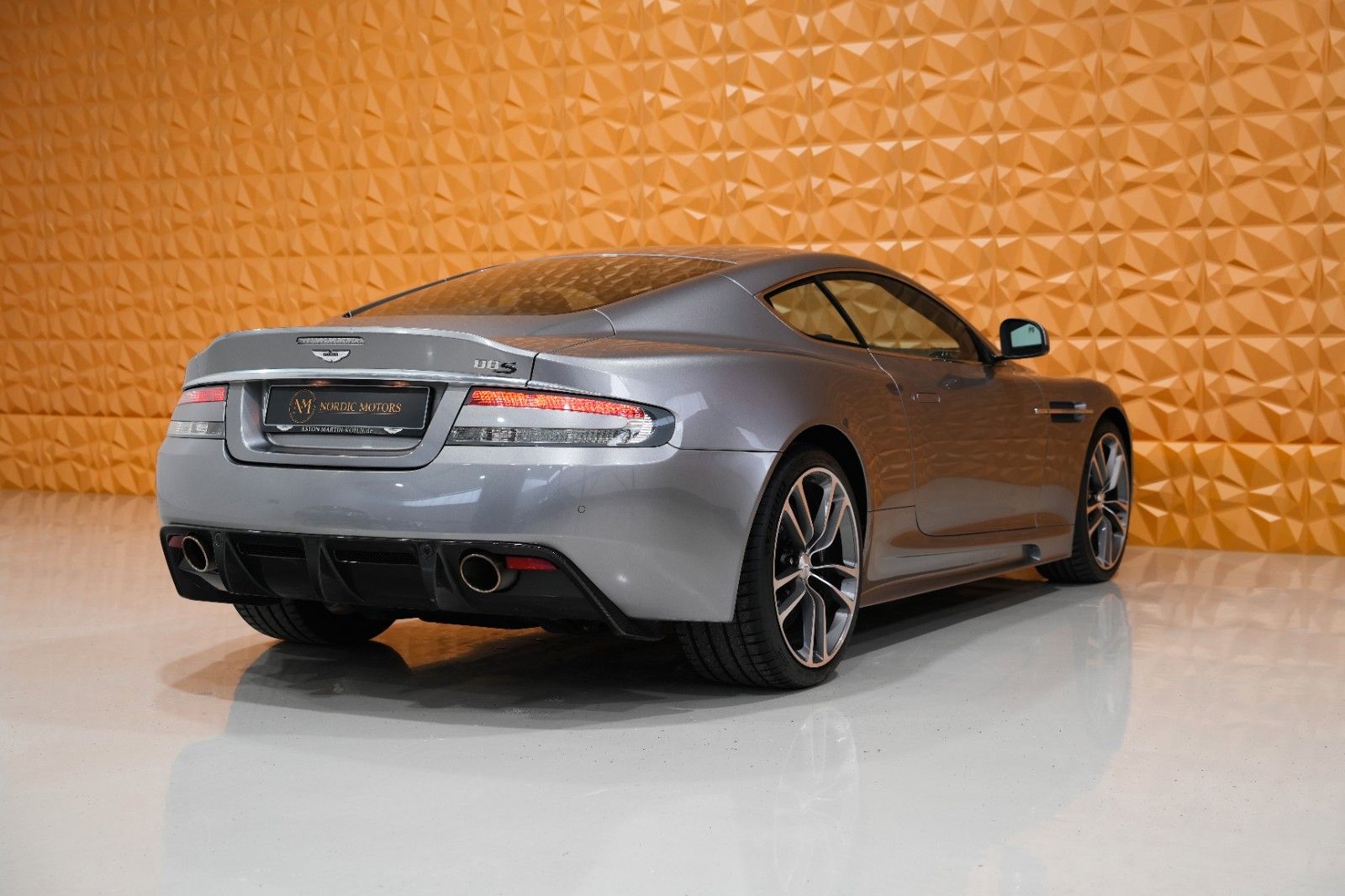 Fahrzeugabbildung Aston Martin DBS 6.0 Touchtronic V12 " Casino Royal " Carbon