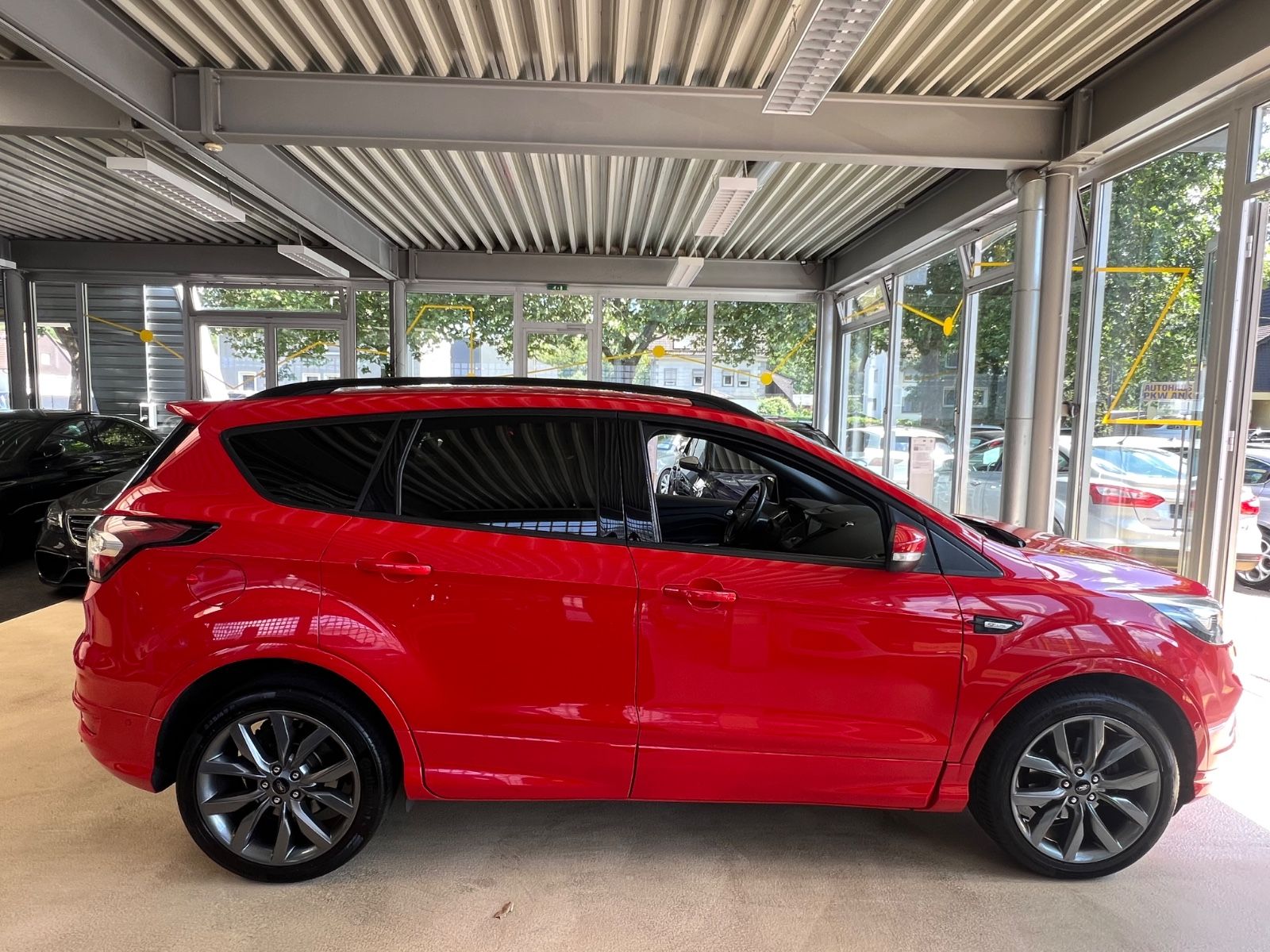 Fahrzeugabbildung Ford Kuga ST-Line * ROT/SCHWARZ *