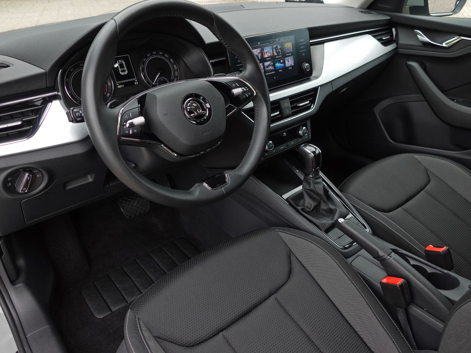 Fahrzeugabbildung SKODA Scala 1.5 TSI DSG TOUR SmartLink RFK AHK