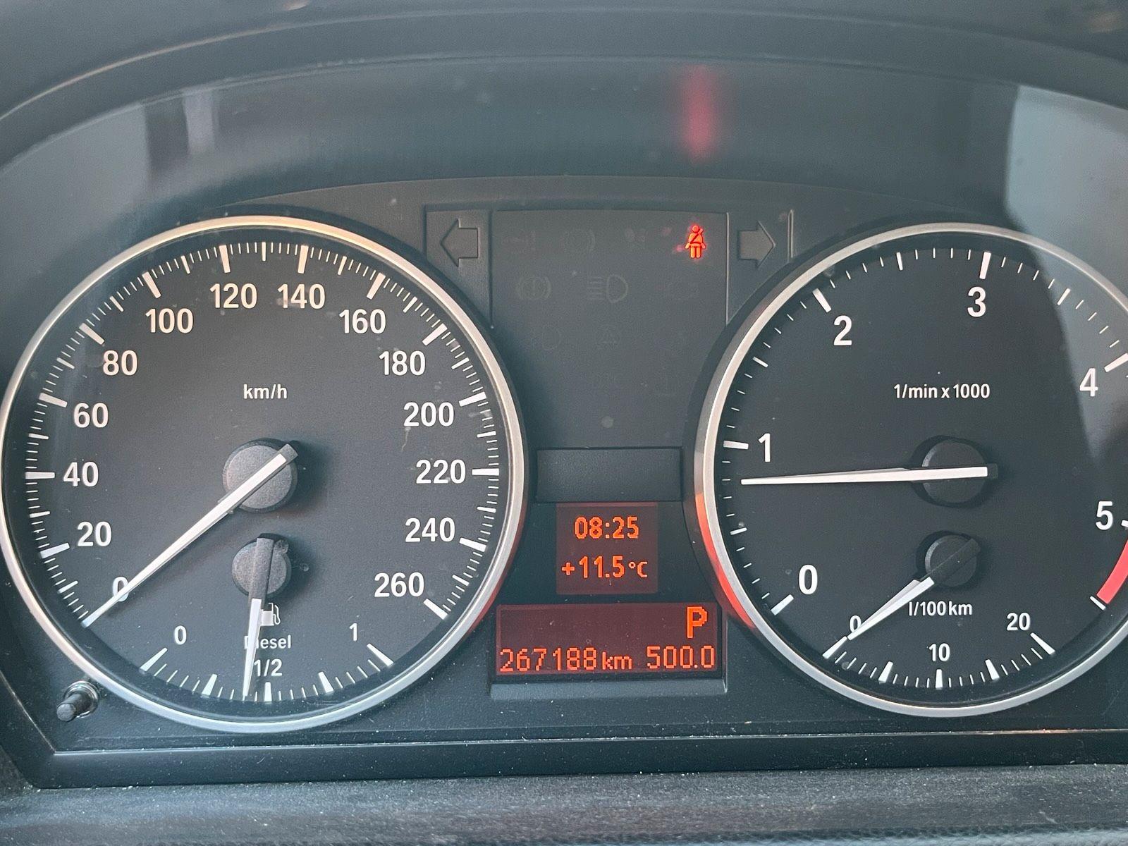 BMW 320 2010 — photo 5