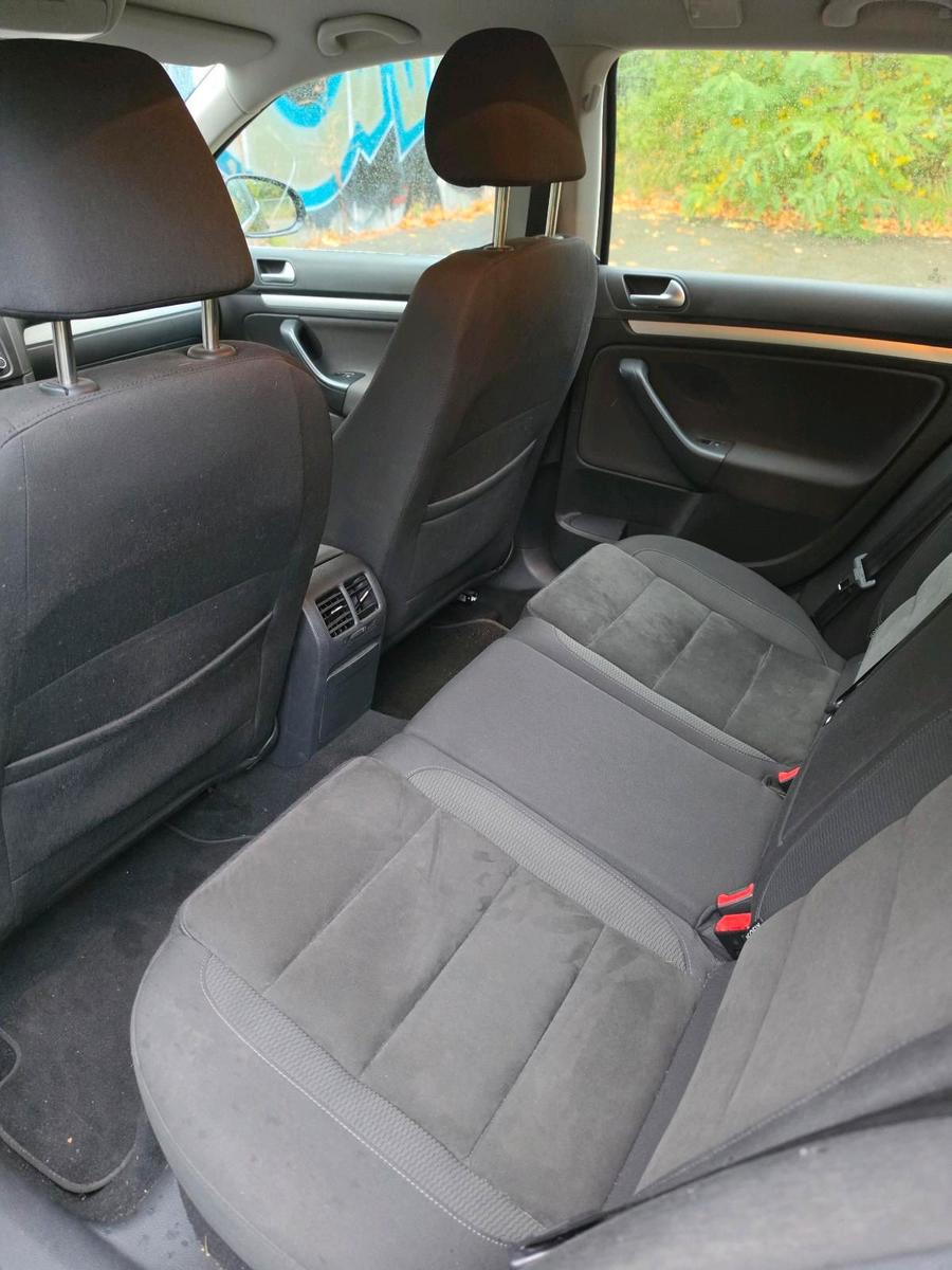 Volkswagen Golf 2011 — interior