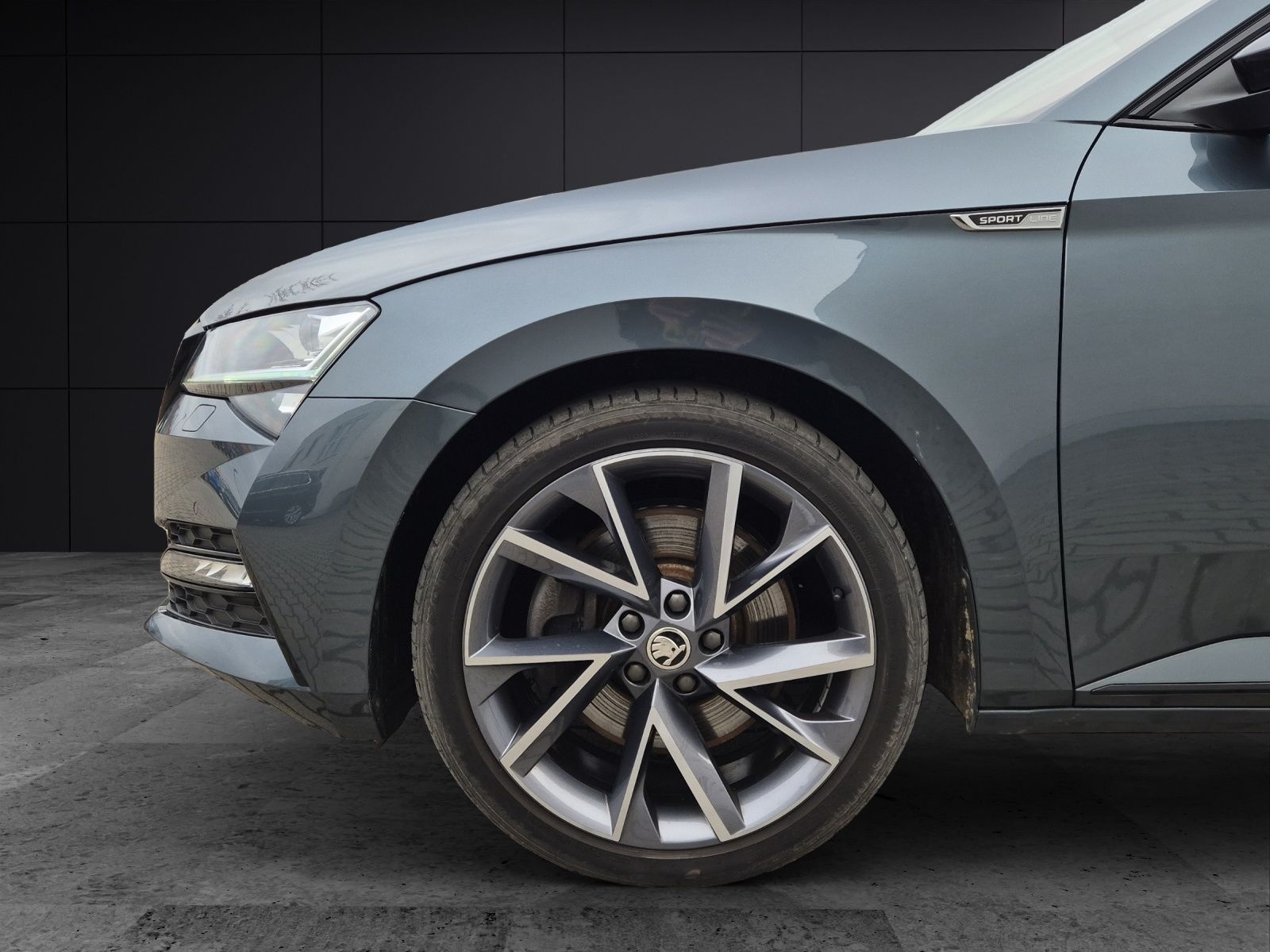 Fahrzeugabbildung SKODA Superb Combi TSI Sportline 4x4 DSG Standhzg. Mat