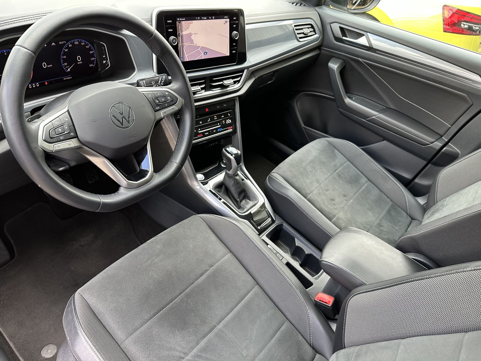 Fahrzeugabbildung Volkswagen T-Roc Sport 1.5 TSI DSG NAV+LED+PANO+18ZO+BEATS