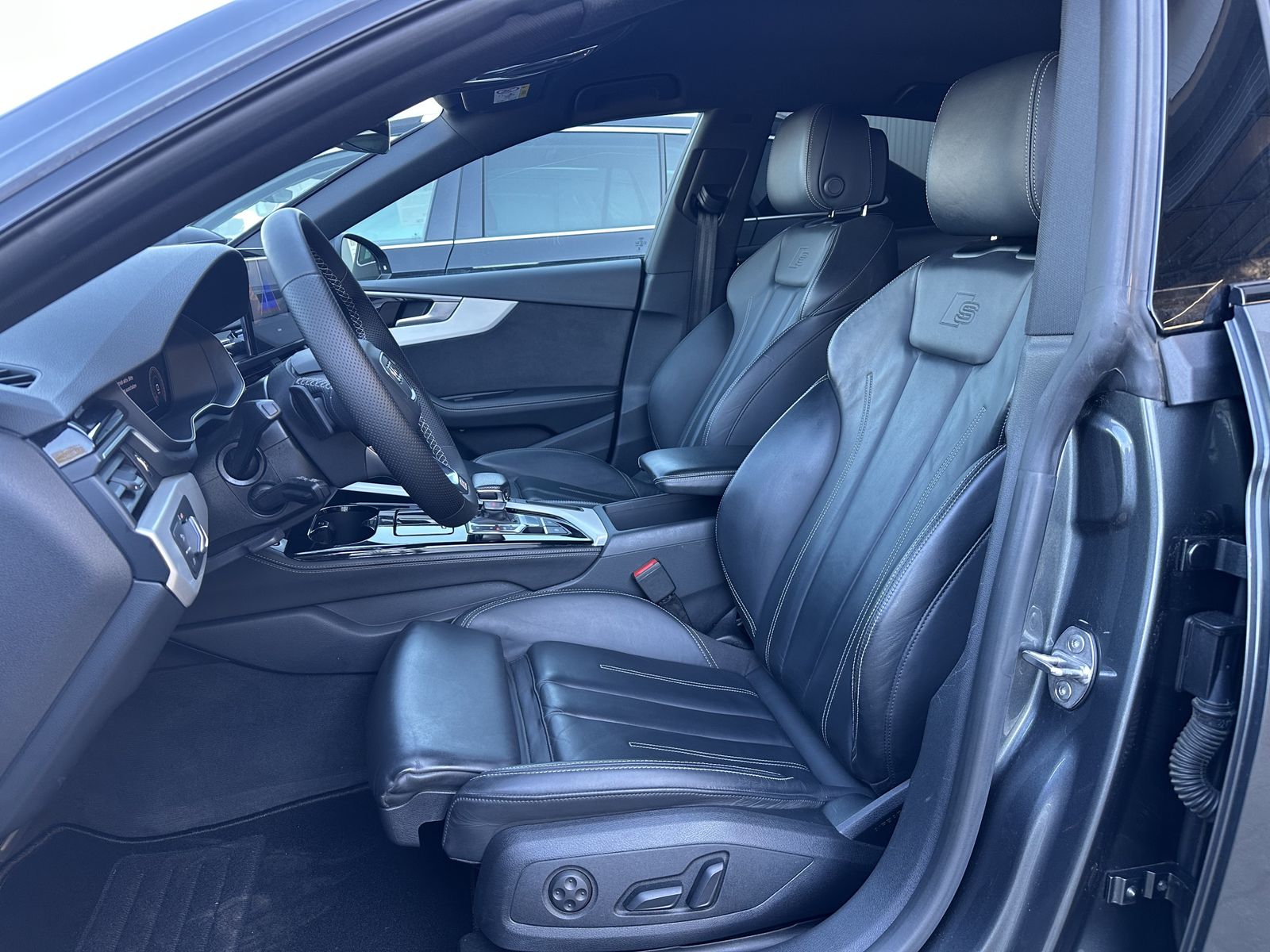 Fahrzeugabbildung Audi A5 SpB 40 TFSI S-Line Black NAV+MATRIX+VCOCK+KAM