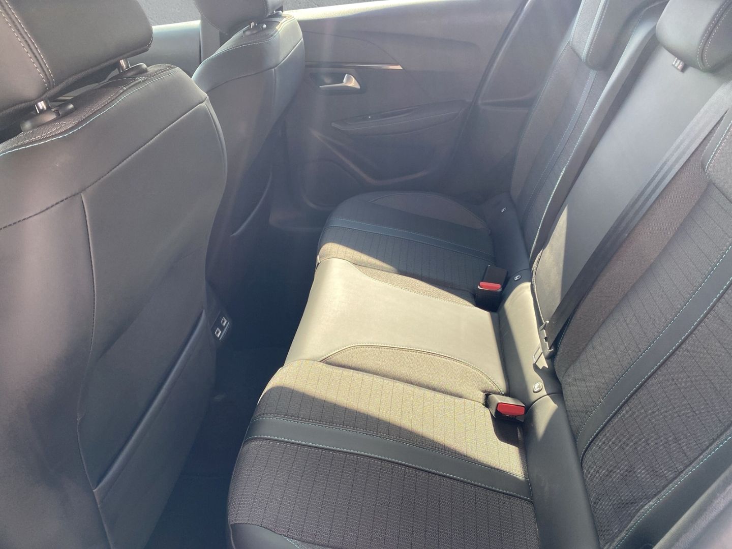 Fahrzeugabbildung Peugeot 208 E- ALLURE ELETKROMOTOR 136