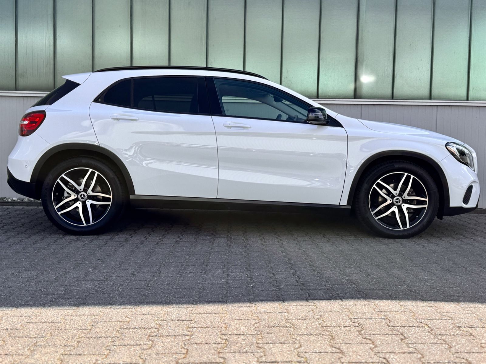 Mercedes-Benz GLA 180 Urban STANDHEIZUNG PANORAMA LED foto 25