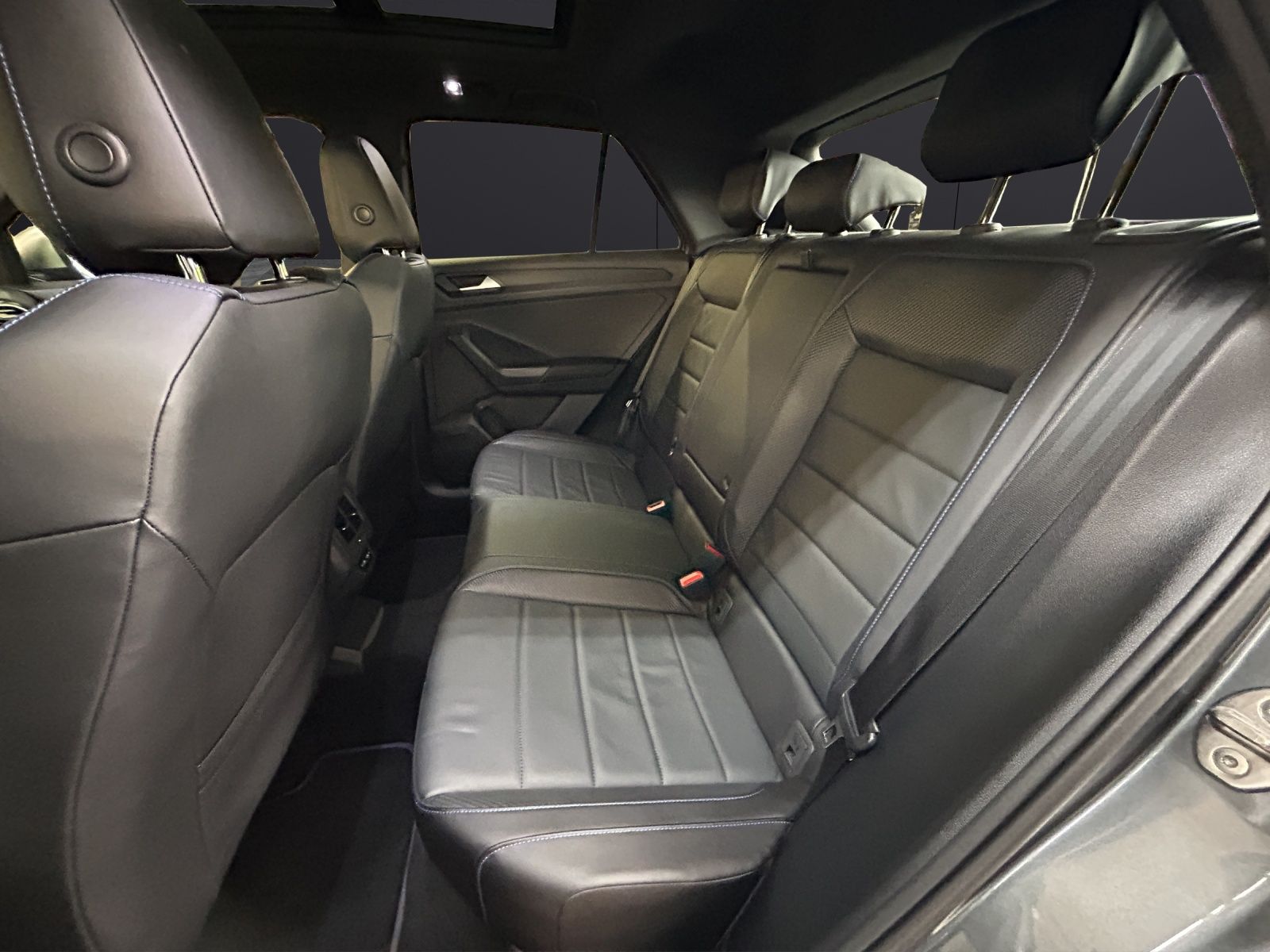 Fahrzeugabbildung Volkswagen T-Roc R 4M DSG  IQ.Light ACC AHK PANO SHZ RearVi