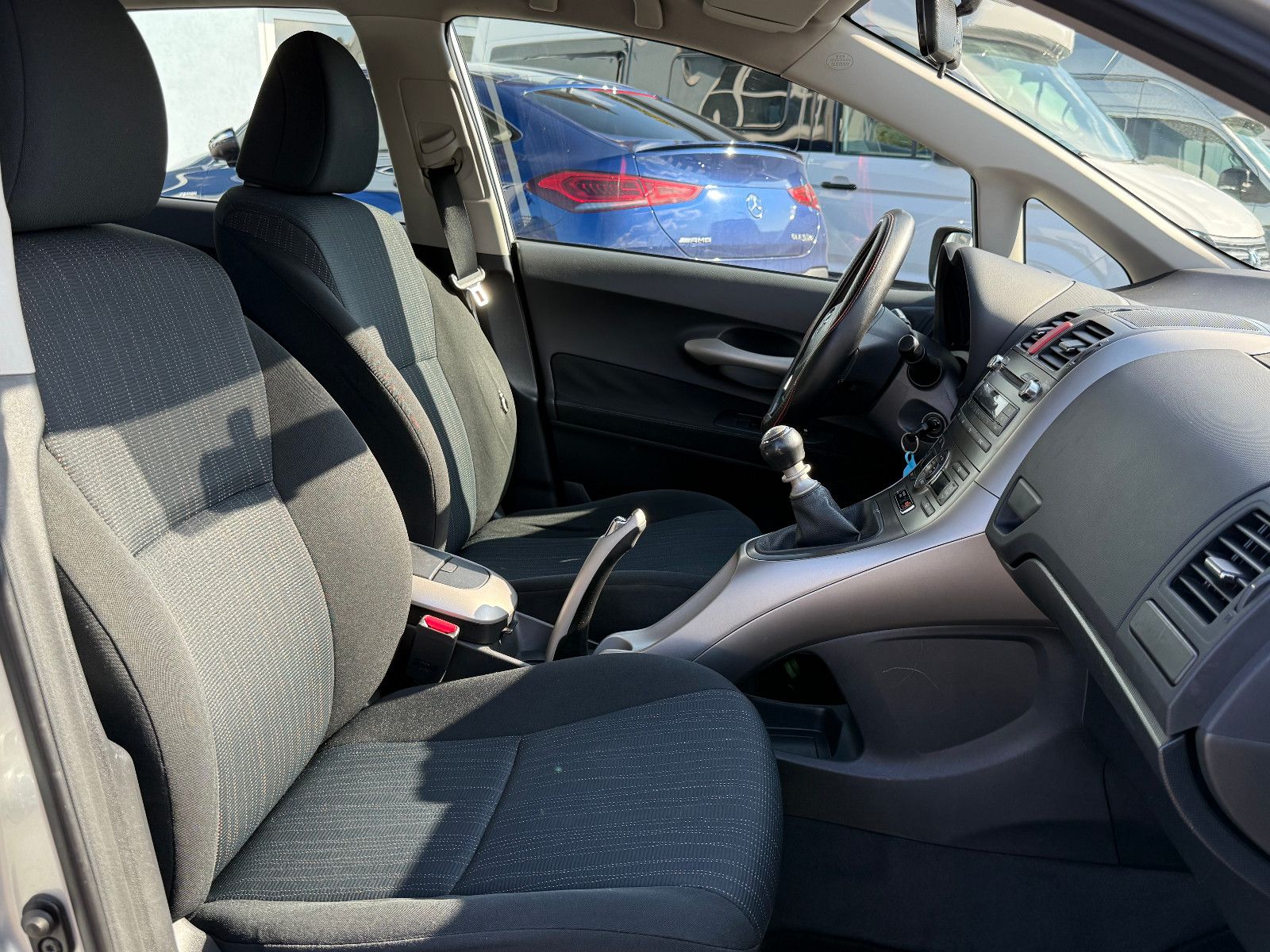 Fahrzeugabbildung Toyota Auris Life Klimaautomatik 2-Hand