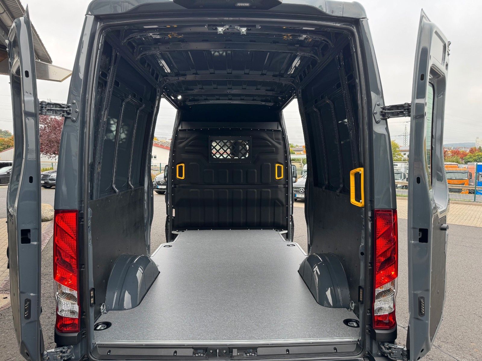 Fahrzeugabbildung Iveco Daily 35S18HA8 3.0L *R3.520mm*AHK*2xSchiebetür*