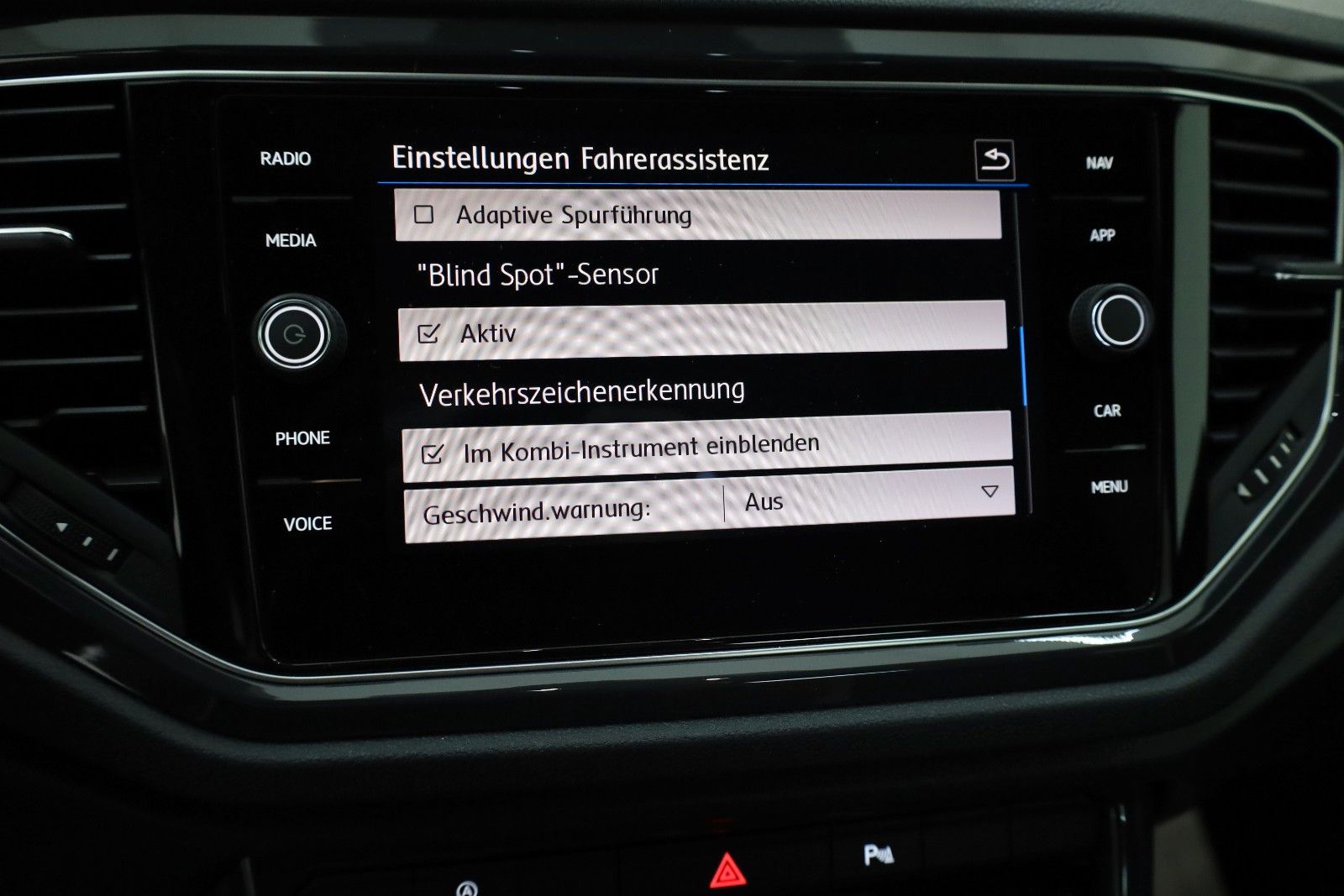 Fahrzeugabbildung Volkswagen T-Roc Sport 4M Navi,ACC,Kamera,Carplay,AHK,SR+WR