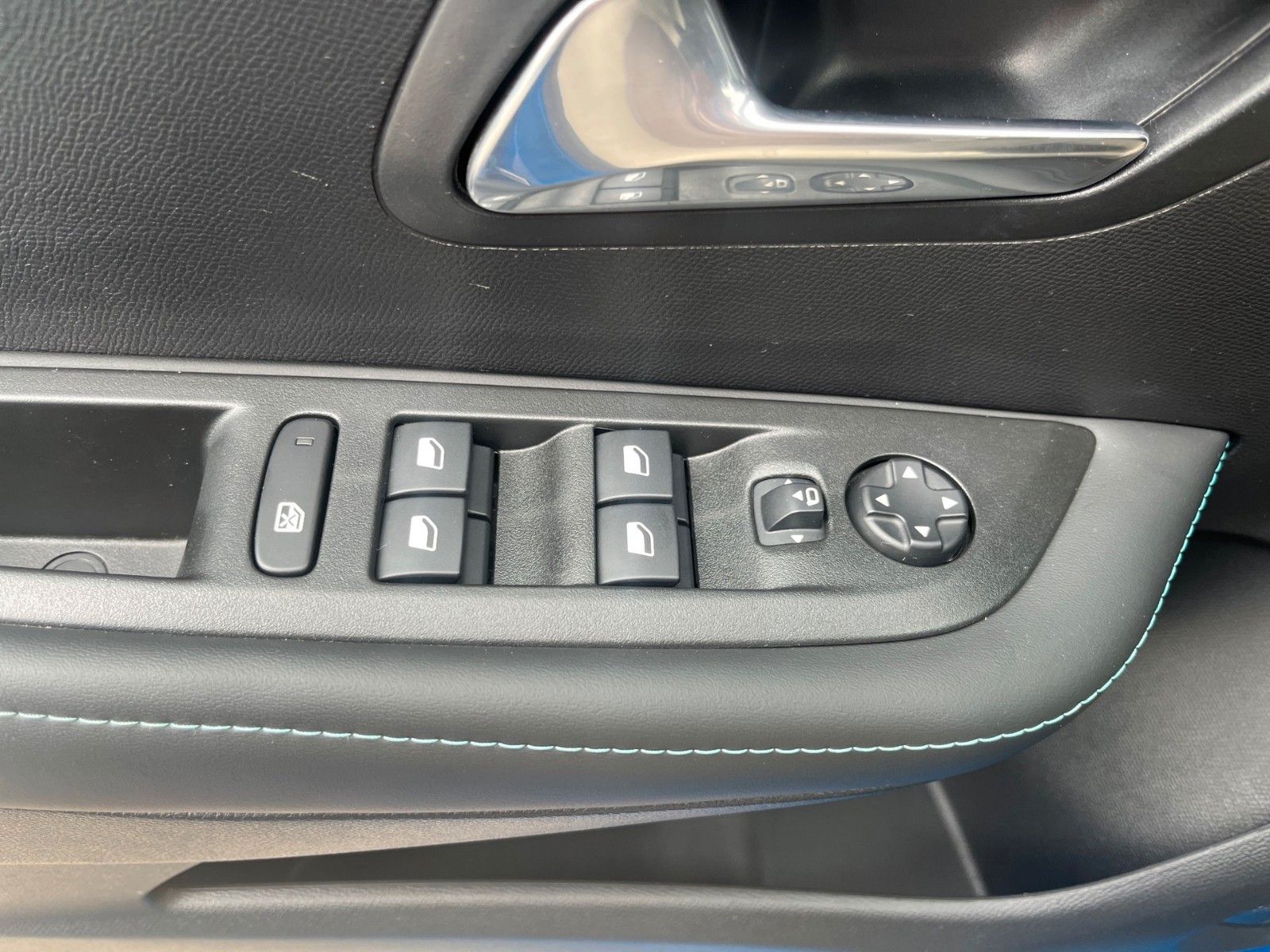 Peugeot 208 PureTech 100 EAT8 Allure – Bild 21