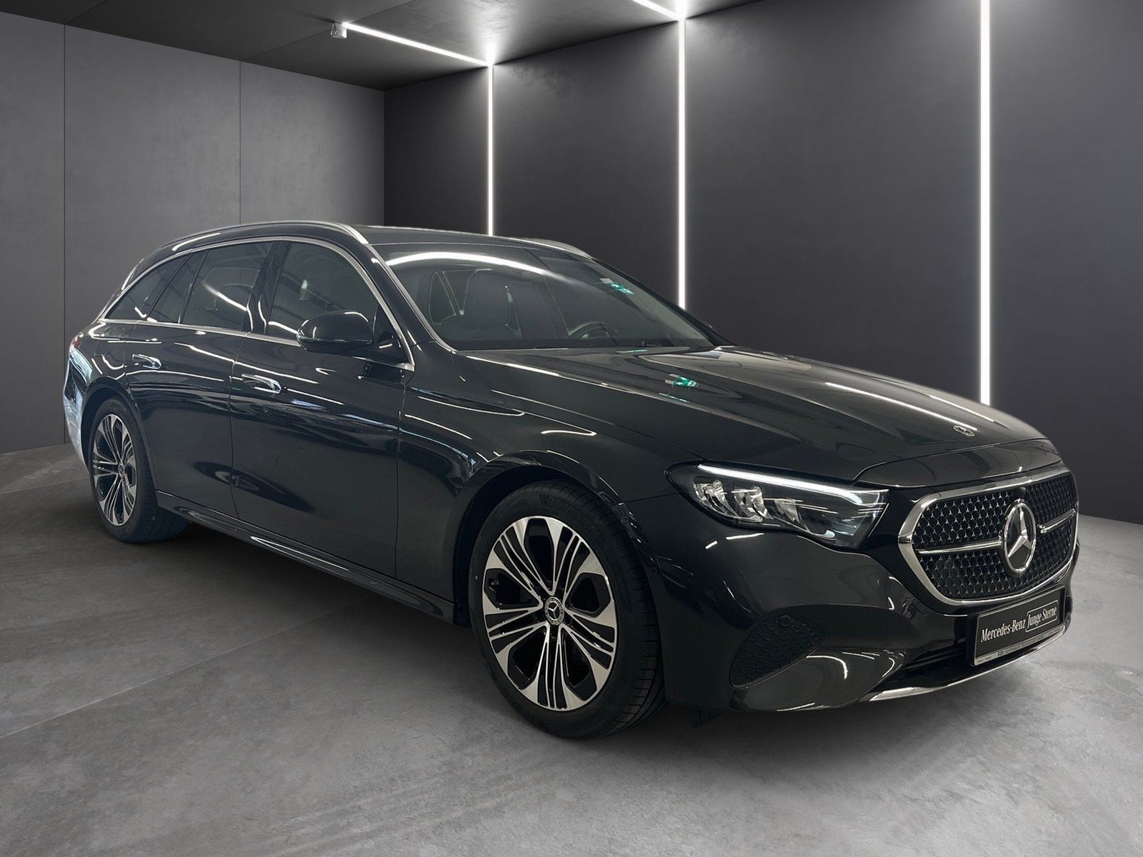 Fahrzeugabbildung Mercedes-Benz E 220 T d 4M Avantgarde*AHK*Totwinkel*Kamera*LED