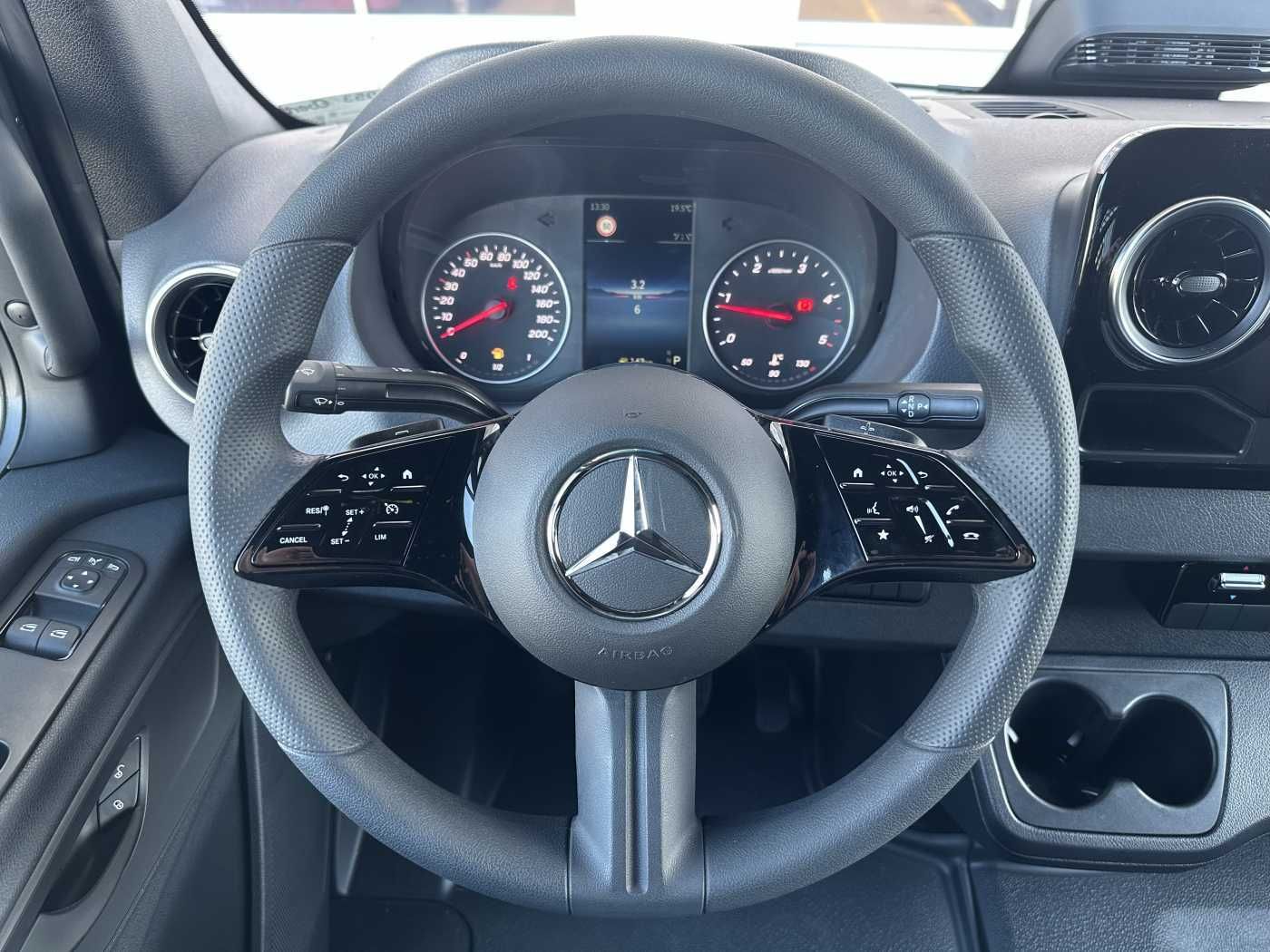 Fahrzeugabbildung Mercedes-Benz Sprinter 319 CDI DoKa 3665 4x4 Klima AHK LED