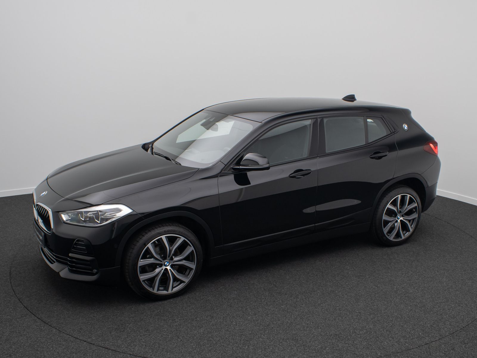 Fahrzeugabbildung BMW X2 sD18i AdvantagePlus HiFi DAB Sportsitz 19Zoll