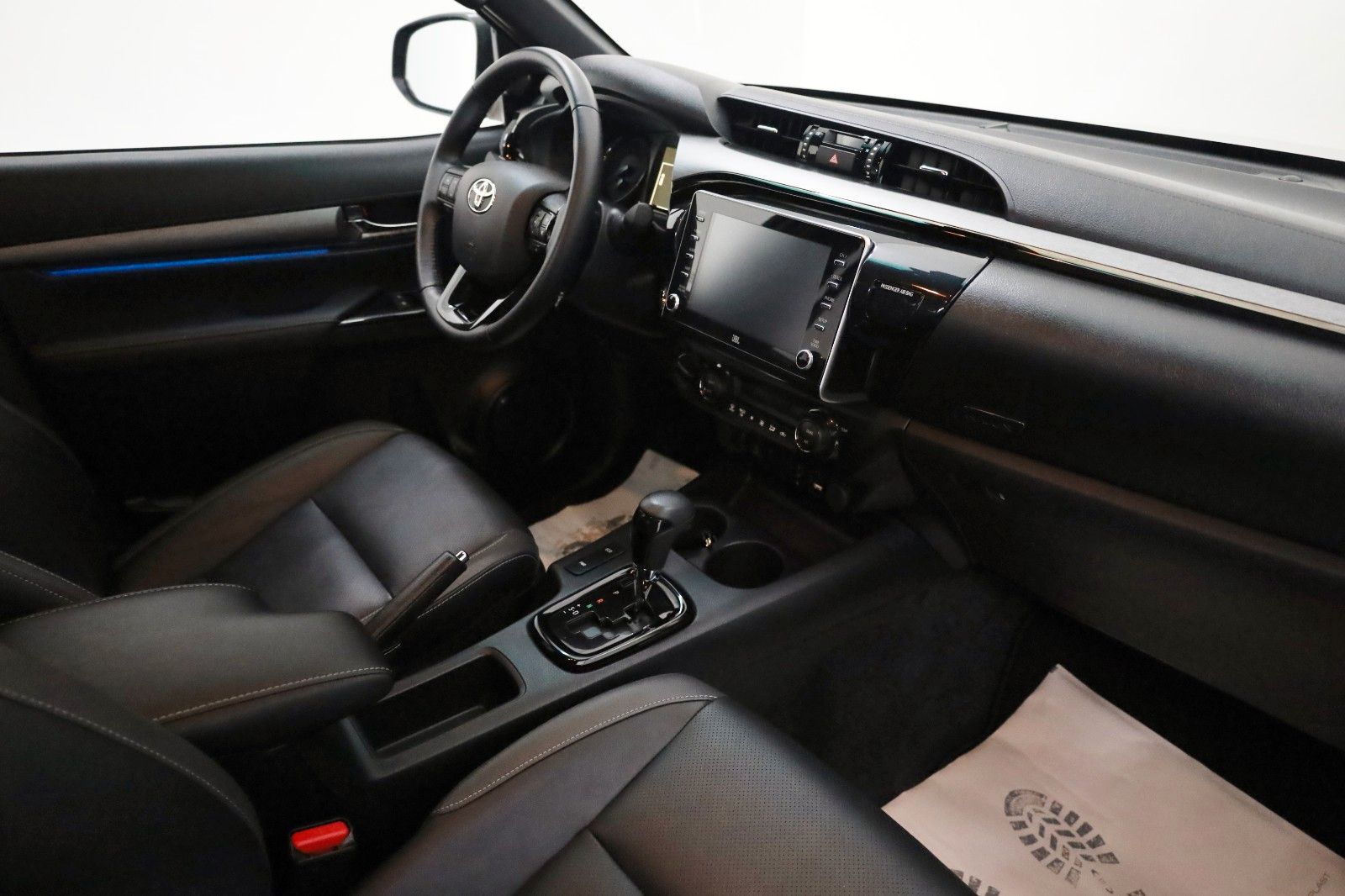 Fahrzeugabbildung Toyota Hilux 2.8 D-4D Invincible,Rollbügel,Rolo,ACC,AHK