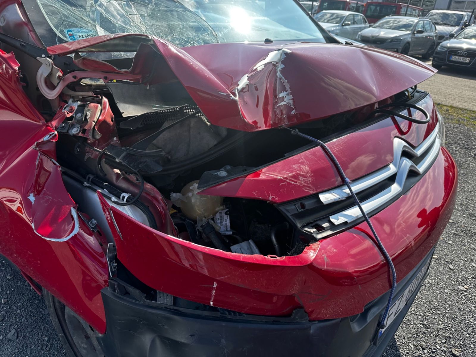 Fahrzeugabbildung Citroën Jumpy Kasten Business Unfall Motor läuft