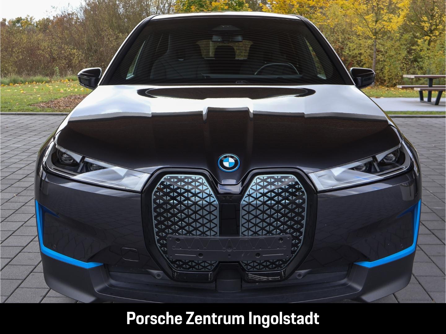 BMW iX 40 xDrive Park-Assistent AHK Connected Profes