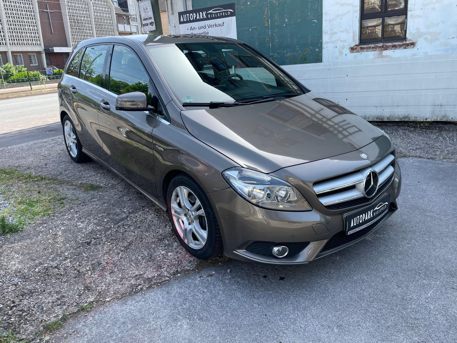 Mercedes-Benz B 180 / NAVI / SHZ. / Teilleder / NAVI / / PDC /