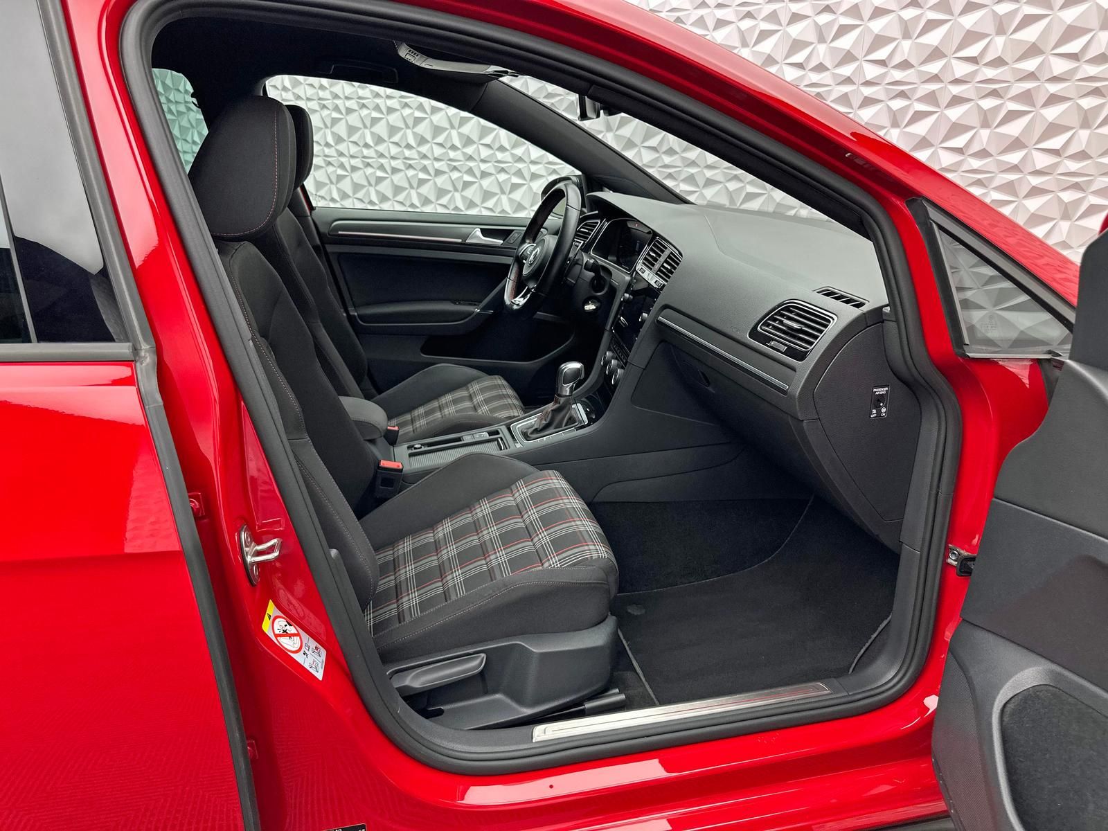 Fahrzeugabbildung Volkswagen GOLF GTI 2.0 TSI PERFORMANCE/NAVI/LED/PDC/ACC