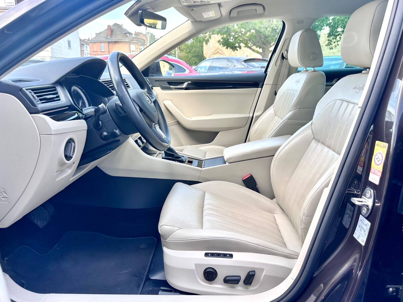 Fahrzeugabbildung SKODA SUPERB L&K 4x4*AHK+LEDER+DSG*MOD.2019*
