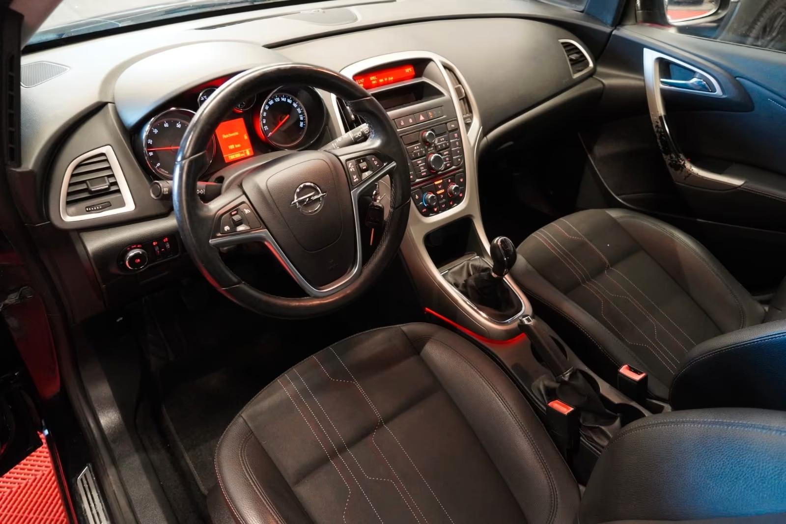 Opel Astra 2012 — photo 9