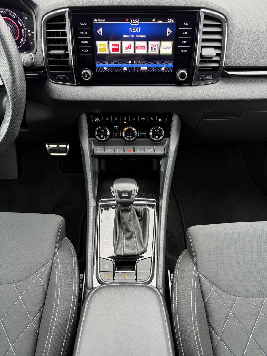 Fahrzeugabbildung SKODA Karoq 1.5 TSI DSG Sportline NAV+LED+V-COCKPIT+PP