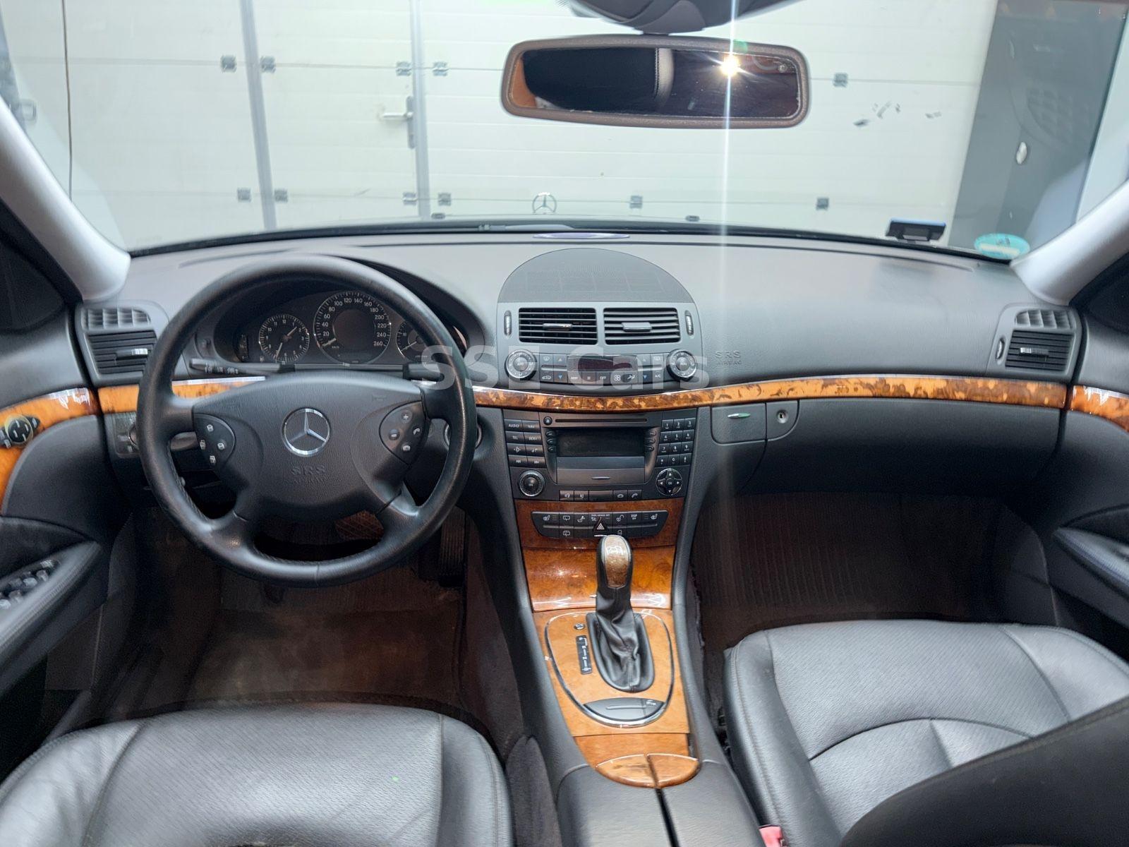 Mercedes-Benz E320 2005 — photo 17