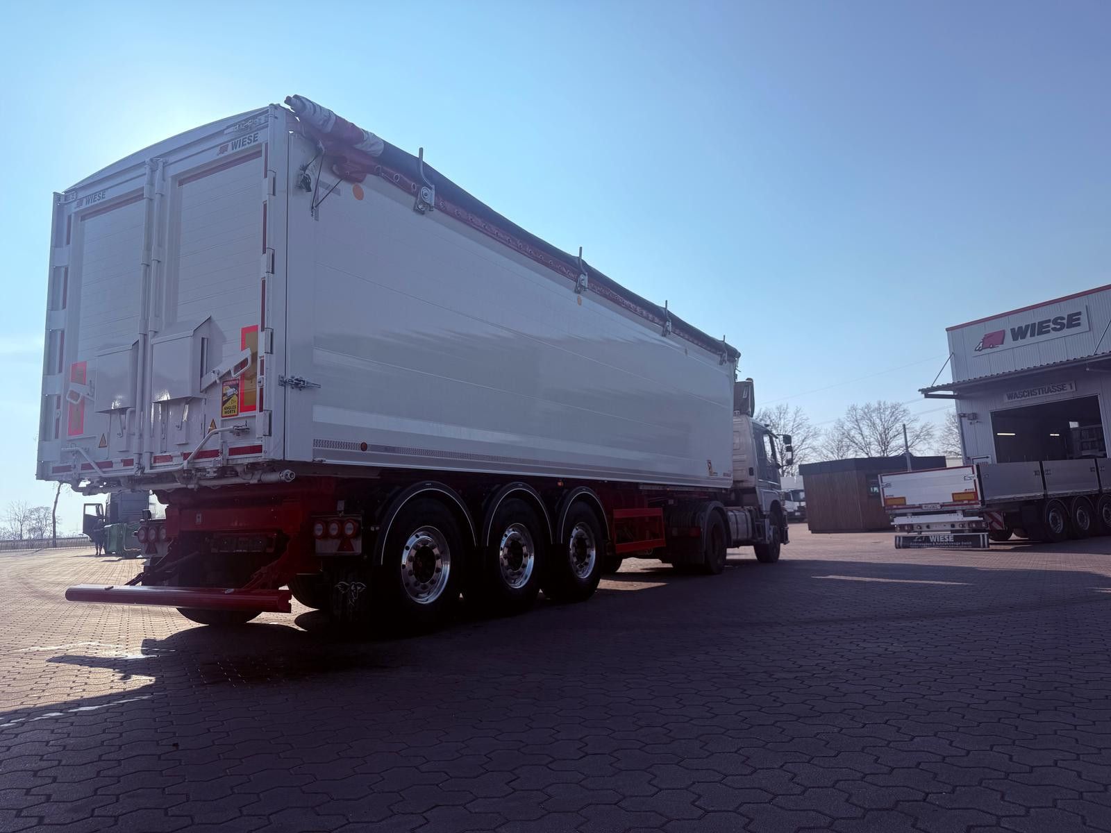 Fahrzeugabbildung Benalu Bulkliner S 95 Kipper 50 m3