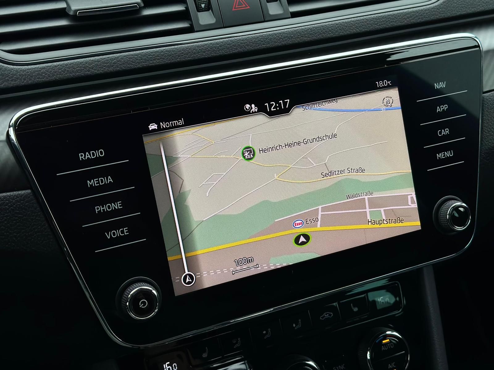 SKODA Superb 2.0TDI SPORTLINE *LED#TEMPO#AHK#PDC#SHZ - Image 12